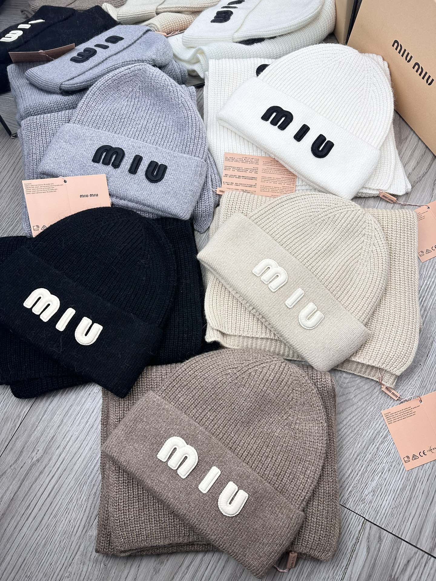 🌹。miumiu。 【羊毛套装帽子】经典套装帽子！帽子➕围巾！70%羊毛➕30%兔毛。暖暖哒超级舒服～冬日小姐姐减龄神器