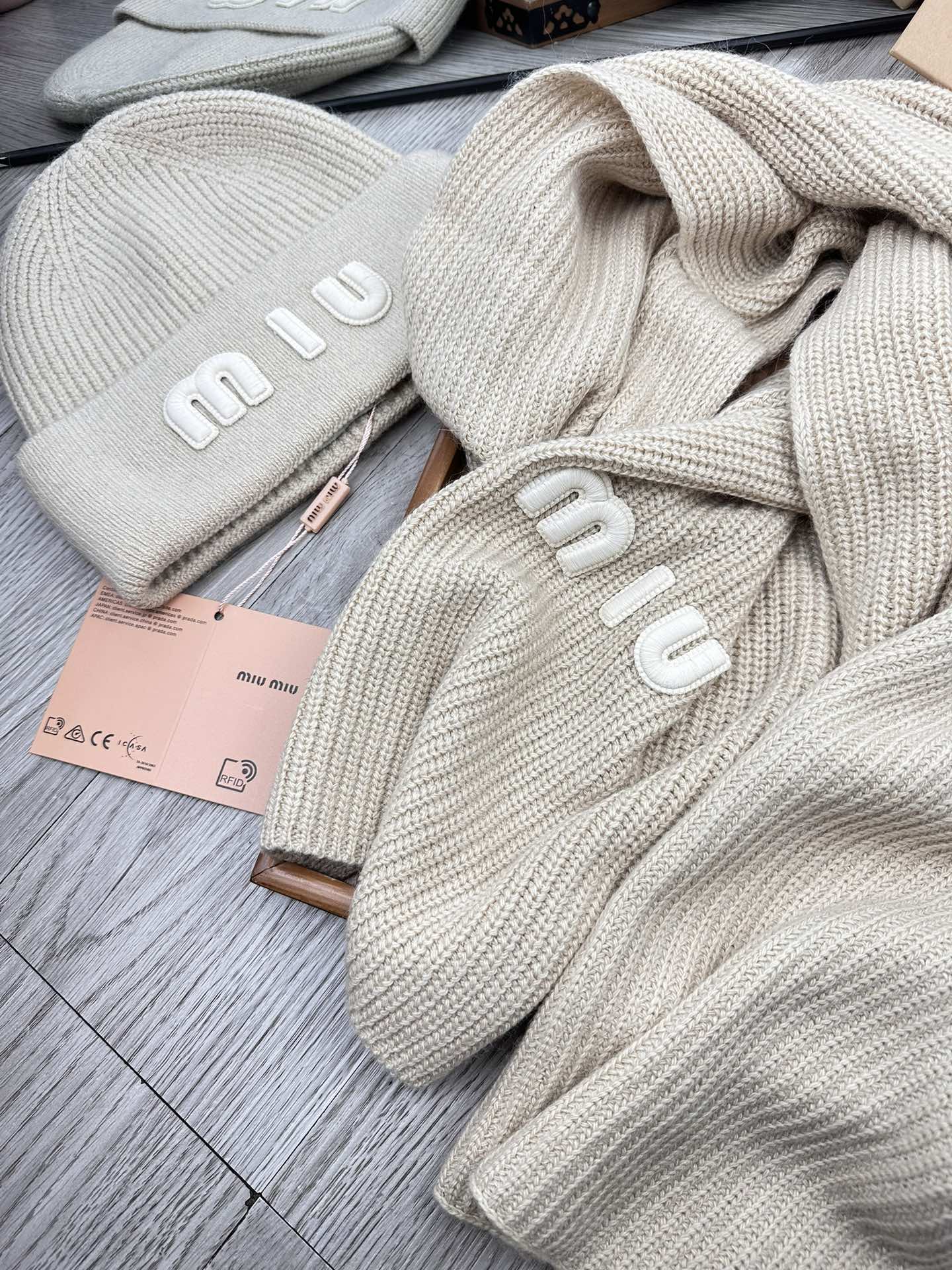 🌹。miumiu。 【羊毛套装帽子】经典套装帽子！帽子➕围巾！70%羊毛➕30%兔毛。暖暖哒超级舒服～冬日小姐姐减龄神器
