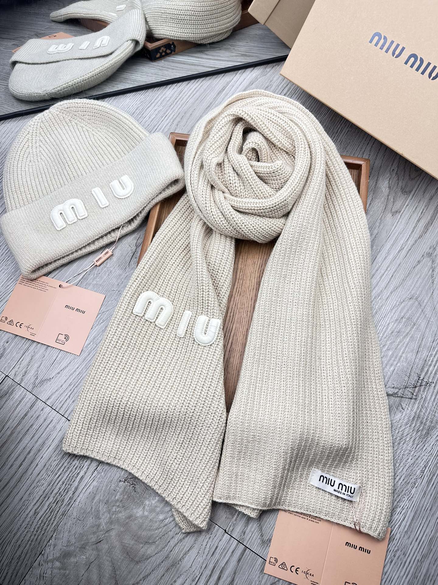 🌹。miumiu。 【羊毛套装帽子】经典套装帽子！帽子➕围巾！70%羊毛➕30%兔毛。暖暖哒超级舒服～冬日小姐姐减龄神器