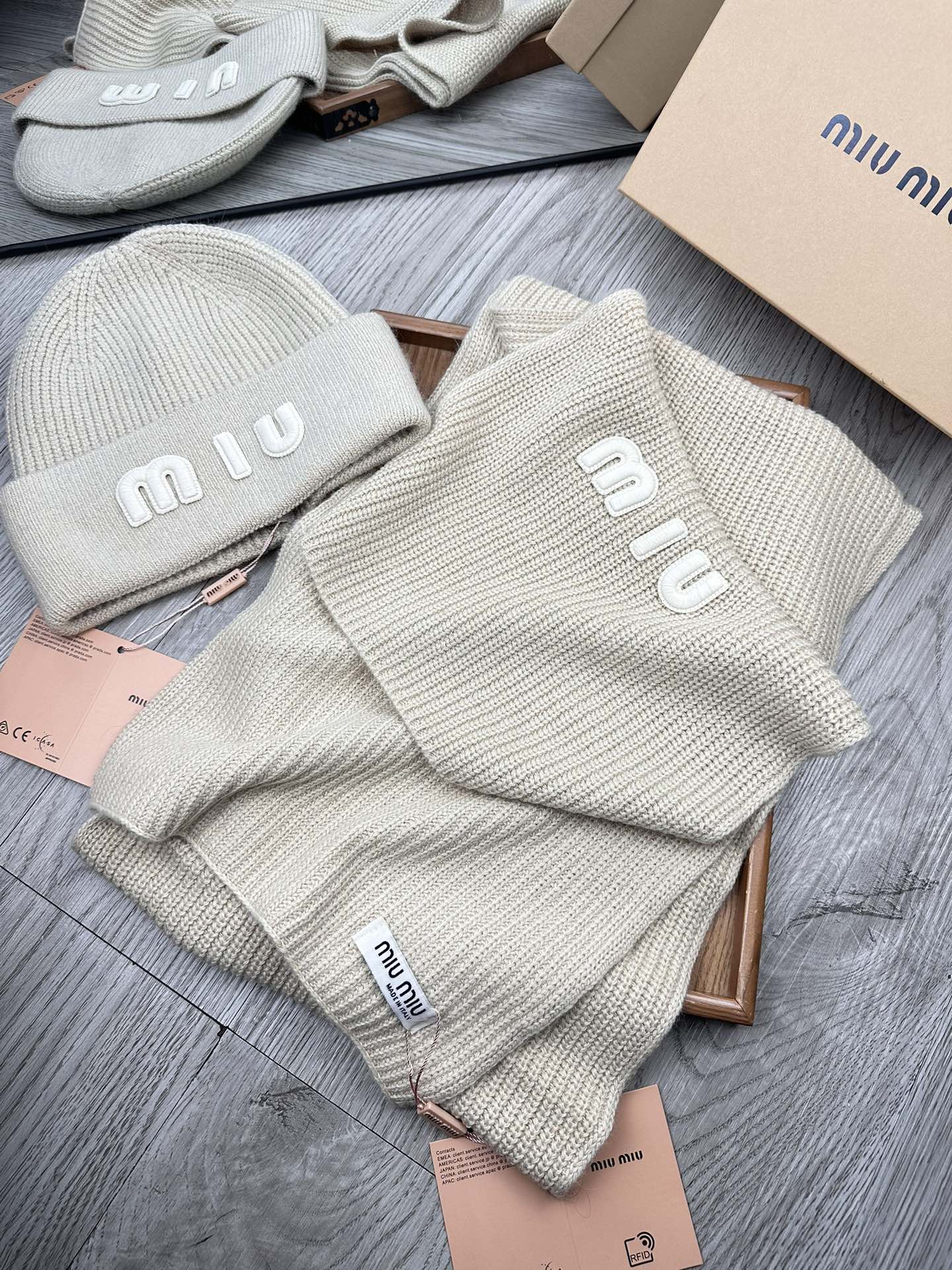 🌹。miumiu。 【羊毛套装帽子】经典套装帽子！帽子➕围巾！70%羊毛➕30%兔毛。暖暖哒超级舒服～冬日小姐姐减龄神器