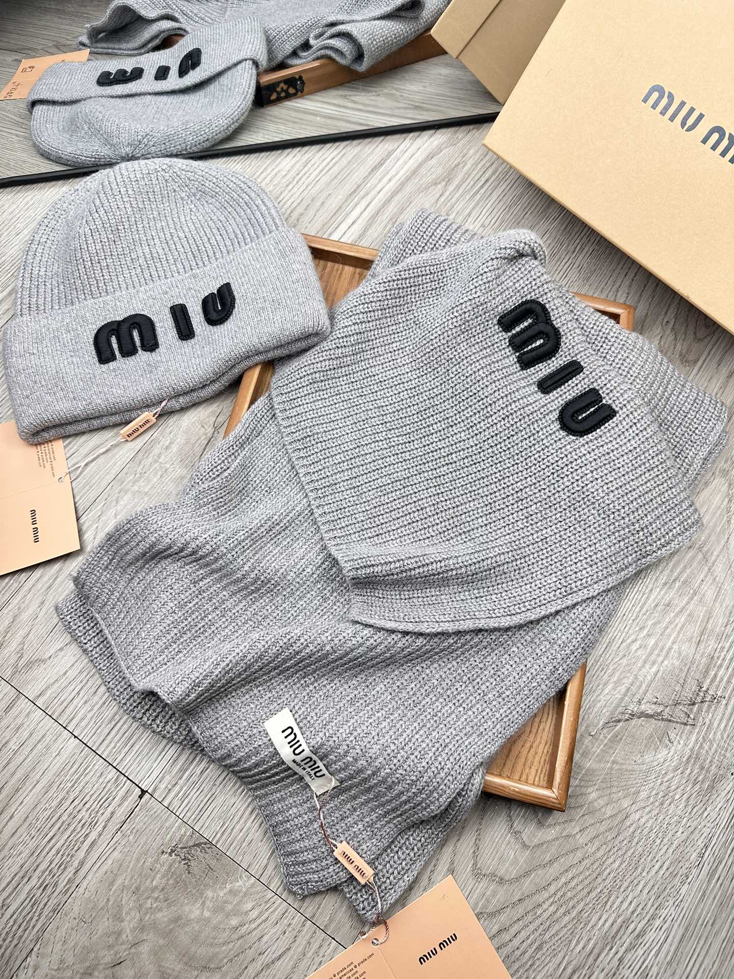 🌹。miumiu。 【羊毛套装帽子】经典套装帽子！帽子➕围巾！70%羊毛➕30%兔毛。暖暖哒超级舒服～冬日小姐姐减龄神器