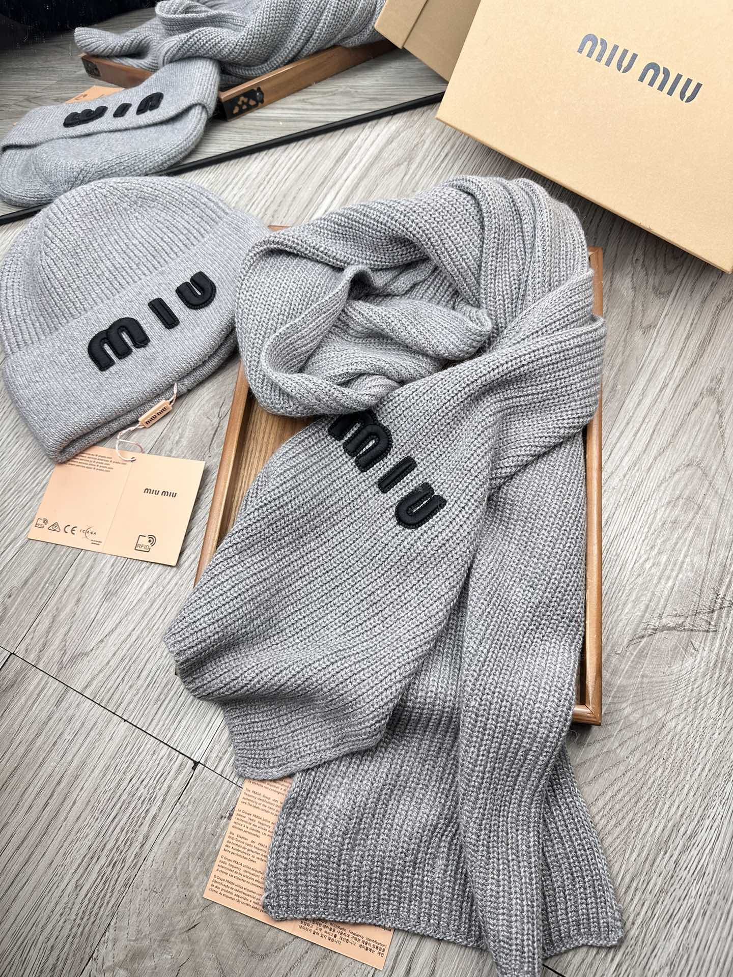 🌹。miumiu。 【羊毛套装帽子】经典套装帽子！帽子➕围巾！70%羊毛➕30%兔毛。暖暖哒超级舒服～冬日小姐姐减龄神器