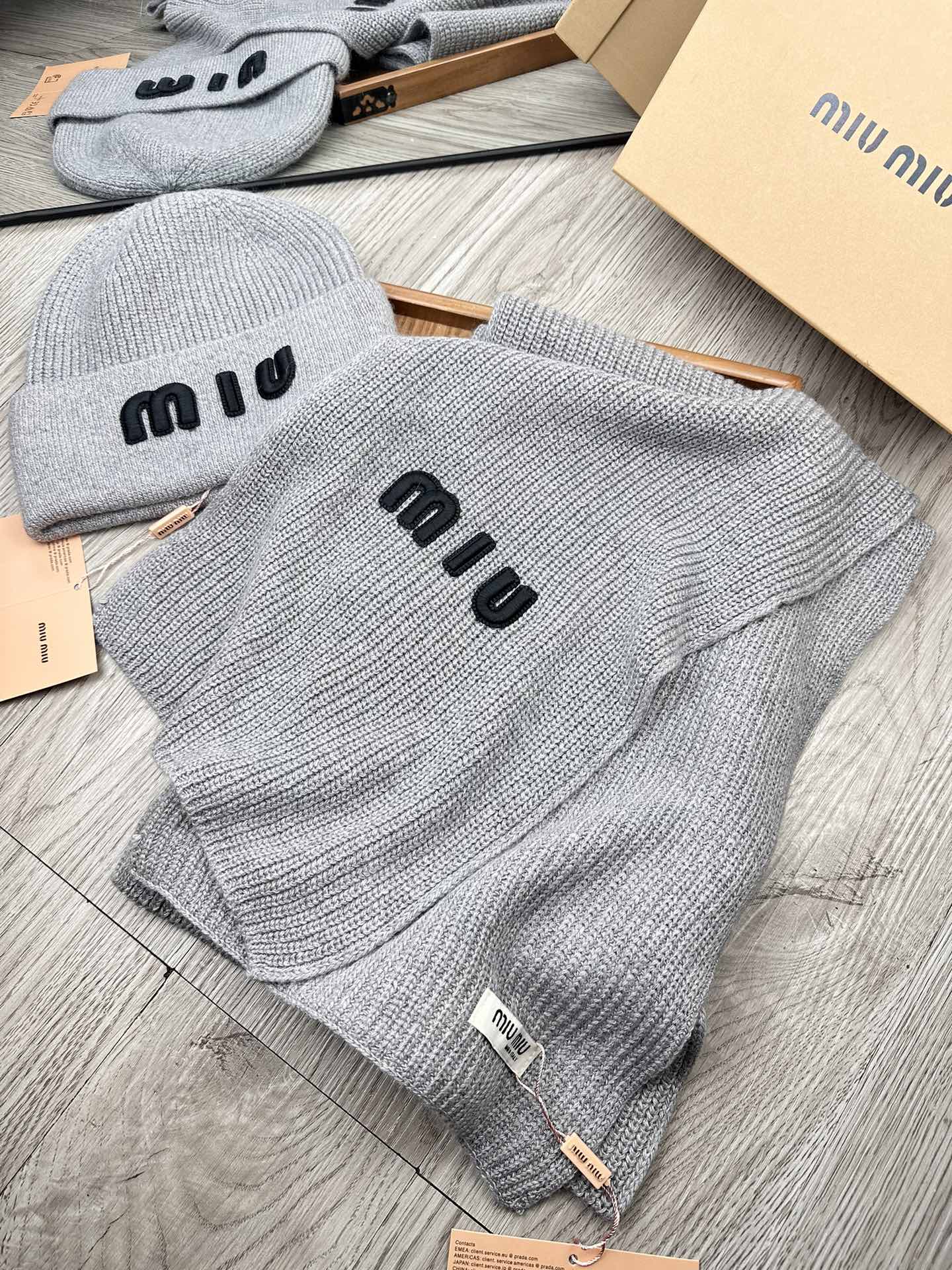 🌹。miumiu。 【羊毛套装帽子】经典套装帽子！帽子➕围巾！70%羊毛➕30%兔毛。暖暖哒超级舒服～冬日小姐姐减龄神器