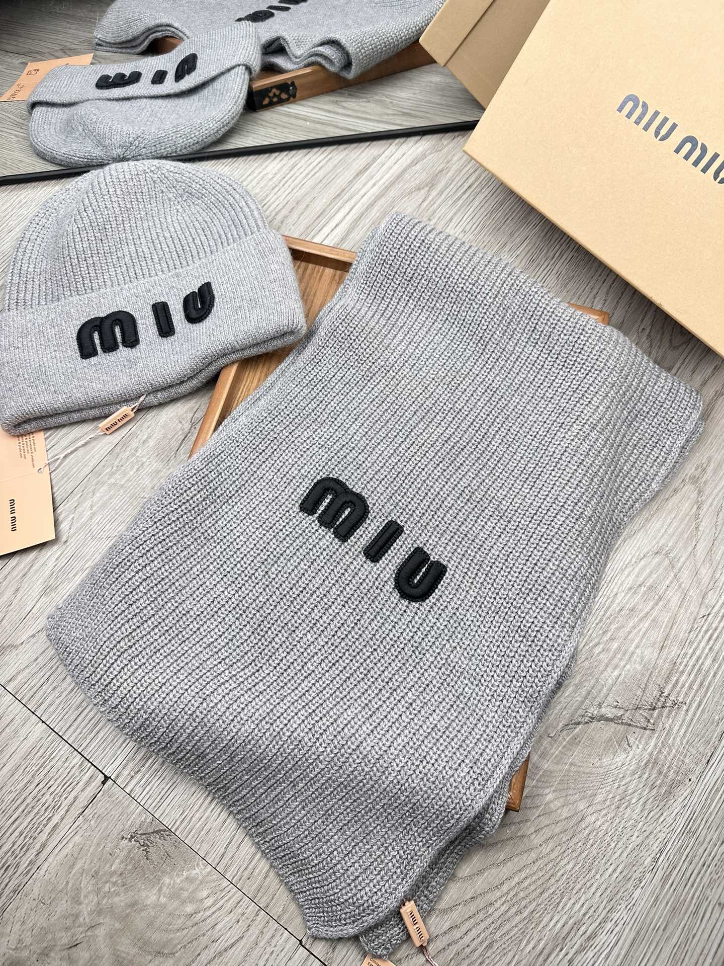 🌹。miumiu。 【羊毛套装帽子】经典套装帽子！帽子➕围巾！70%羊毛➕30%兔毛。暖暖哒超级舒服～冬日小姐姐减龄神器