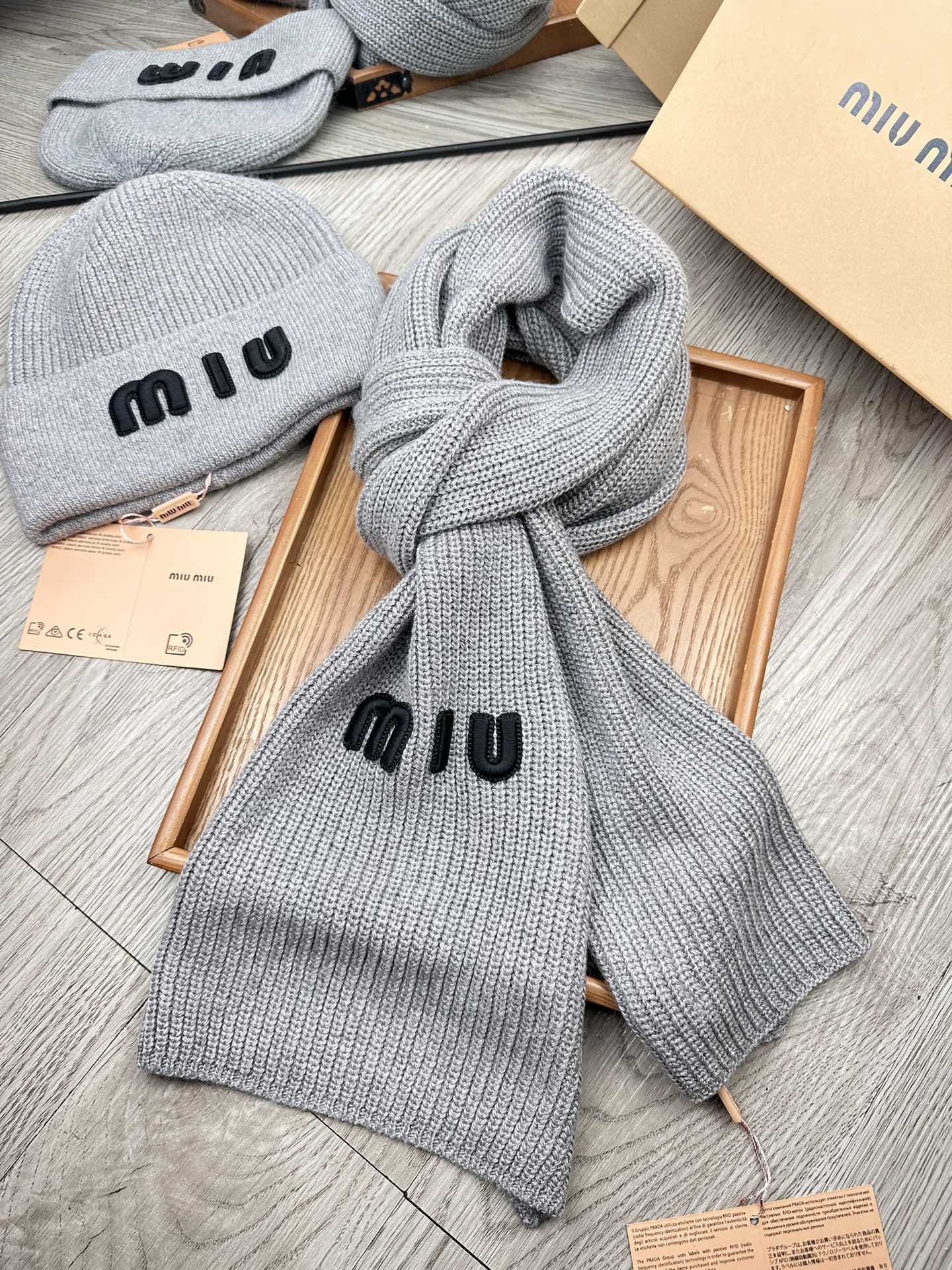 🌹。miumiu。 【羊毛套装帽子】经典套装帽子！帽子➕围巾！70%羊毛➕30%兔毛。暖暖哒超级舒服～冬日小姐姐减龄神器