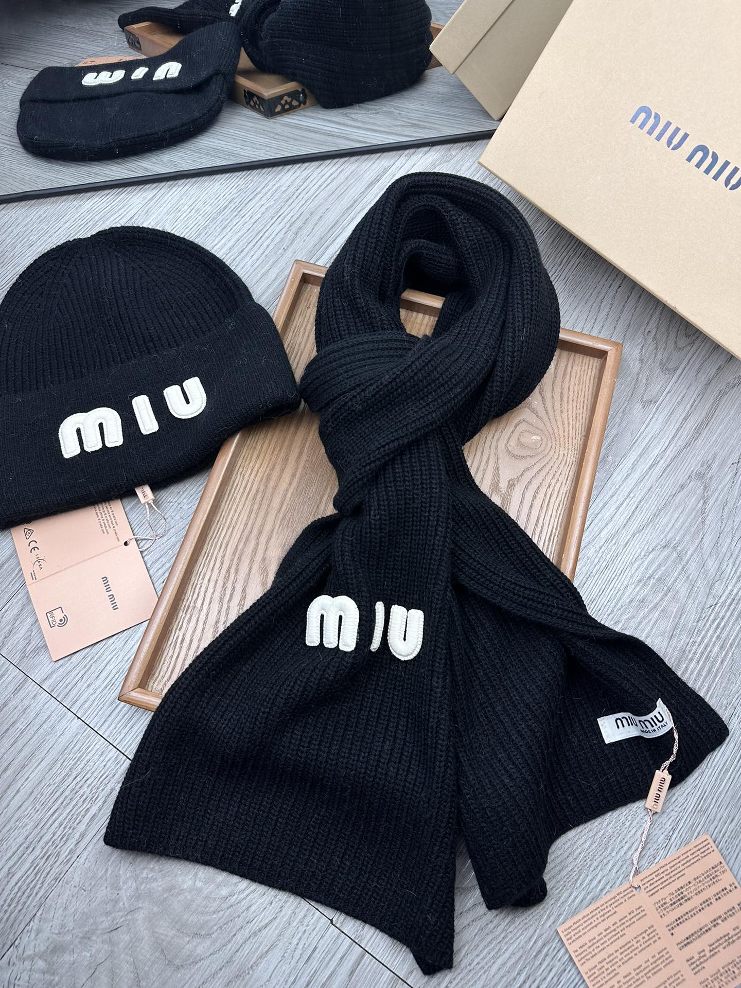 🌹。miumiu。 【羊毛套装帽子】经典套装帽子！帽子➕围巾！70%羊毛➕30%兔毛。暖暖哒超级舒服～冬日小姐姐减龄神器