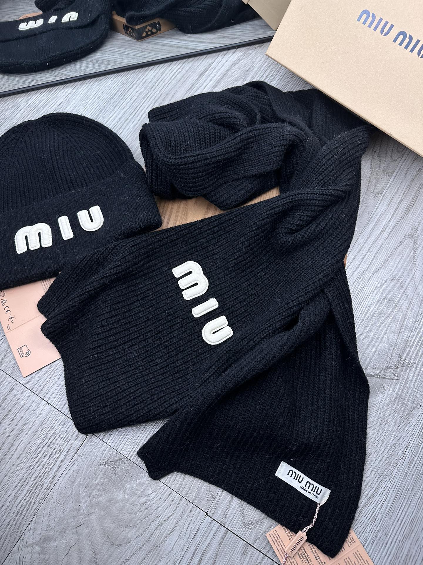 🌹。miumiu。 【羊毛套装帽子】经典套装帽子！帽子➕围巾！70%羊毛➕30%兔毛。暖暖哒超级舒服～冬日小姐姐减龄神器