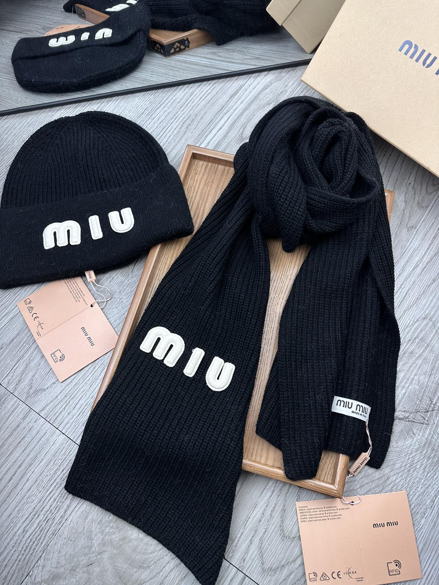 🌹。miumiu。 【羊毛套装帽子】经典套装帽子！帽子➕围巾！70%羊毛➕30%兔毛。暖暖哒超级舒服～冬日小姐姐减龄神器