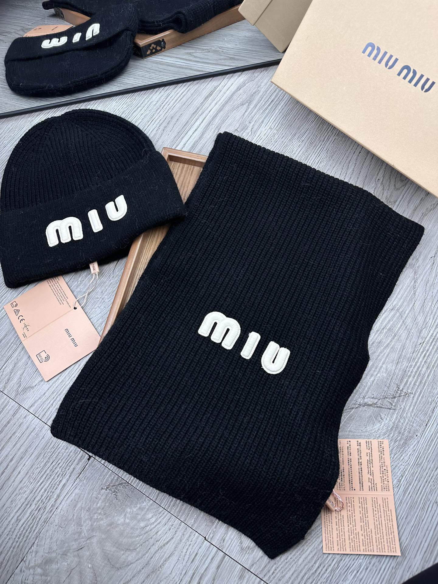 🌹。miumiu。 【羊毛套装帽子】经典套装帽子！帽子➕围巾！70%羊毛➕30%兔毛。暖暖哒超级舒服～冬日小姐姐减龄神器