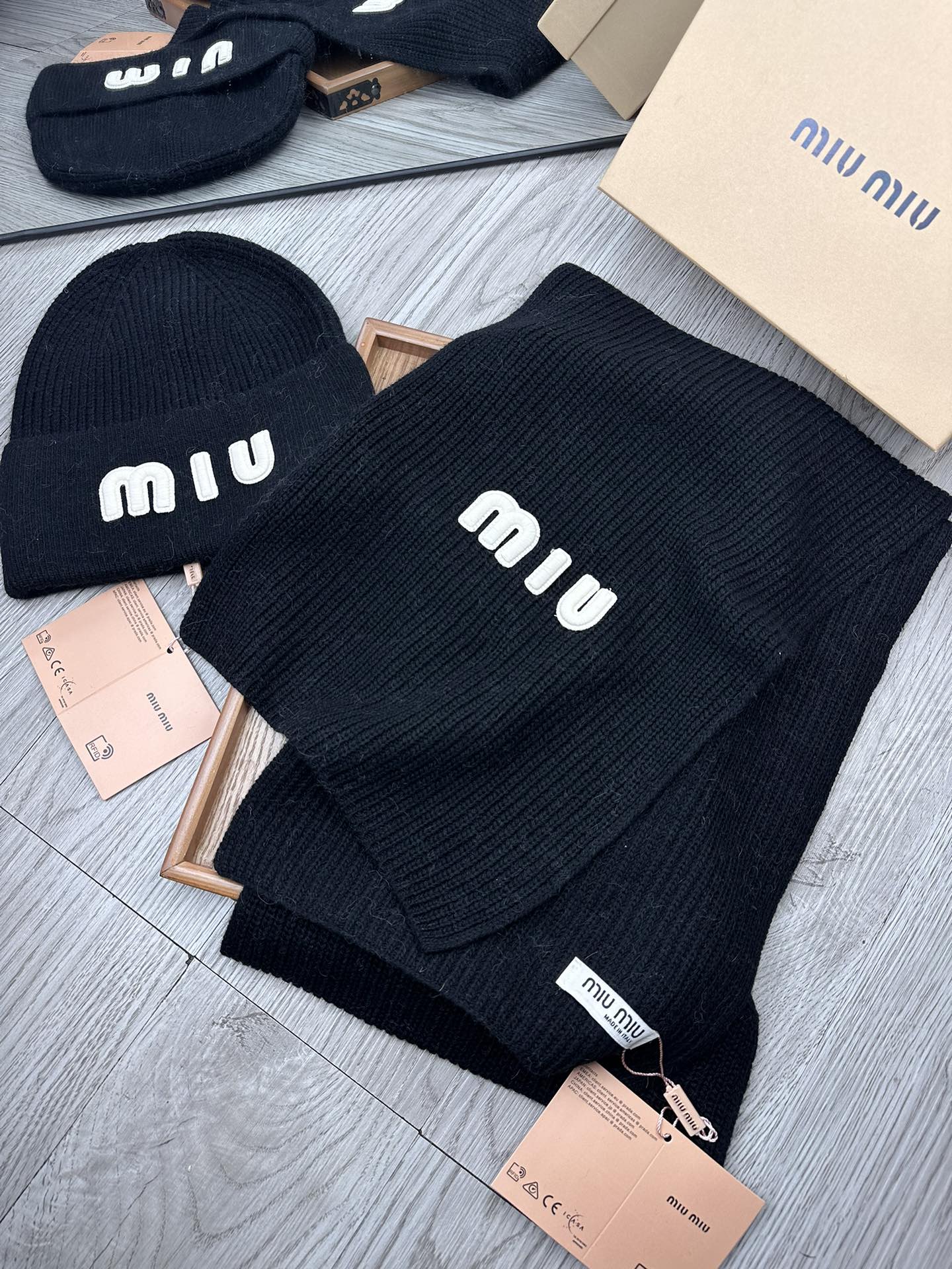 🌹。miumiu。 【羊毛套装帽子】经典套装帽子！帽子➕围巾！70%羊毛➕30%兔毛。暖暖哒超级舒服～冬日小姐姐减龄神器
