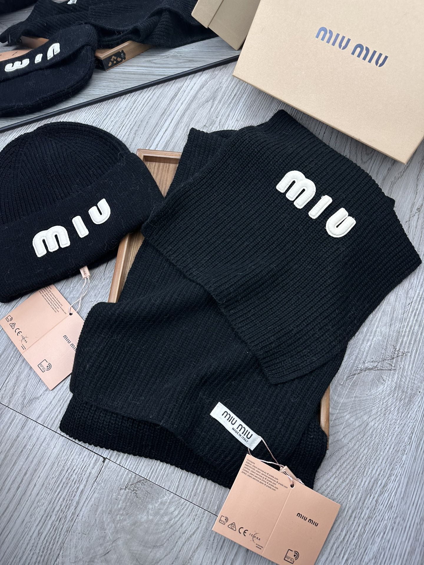 🌹。miumiu。 【羊毛套装帽子】经典套装帽子！帽子➕围巾！70%羊毛➕30%兔毛。暖暖哒超级舒服～冬日小姐姐减龄神器