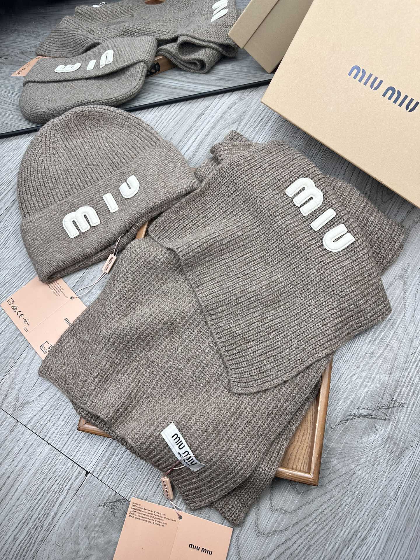🌹。miumiu。 【羊毛套装帽子】经典套装帽子！帽子➕围巾！70%羊毛➕30%兔毛。暖暖哒超级舒服～冬日小姐姐减龄神器