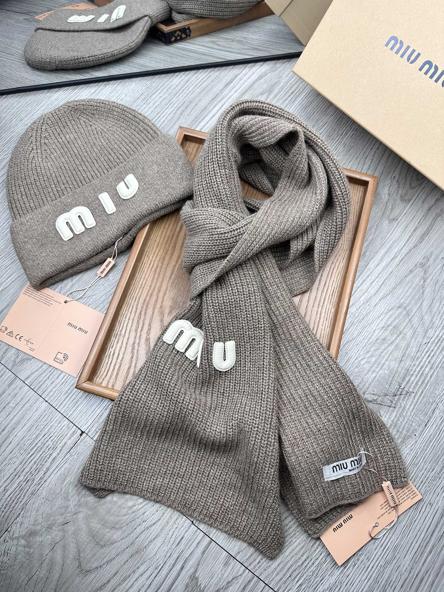 🌹。miumiu。 【羊毛套装帽子】经典套装帽子！帽子➕围巾！70%羊毛➕30%兔毛。暖暖哒超级舒服～冬日小姐姐减龄神器