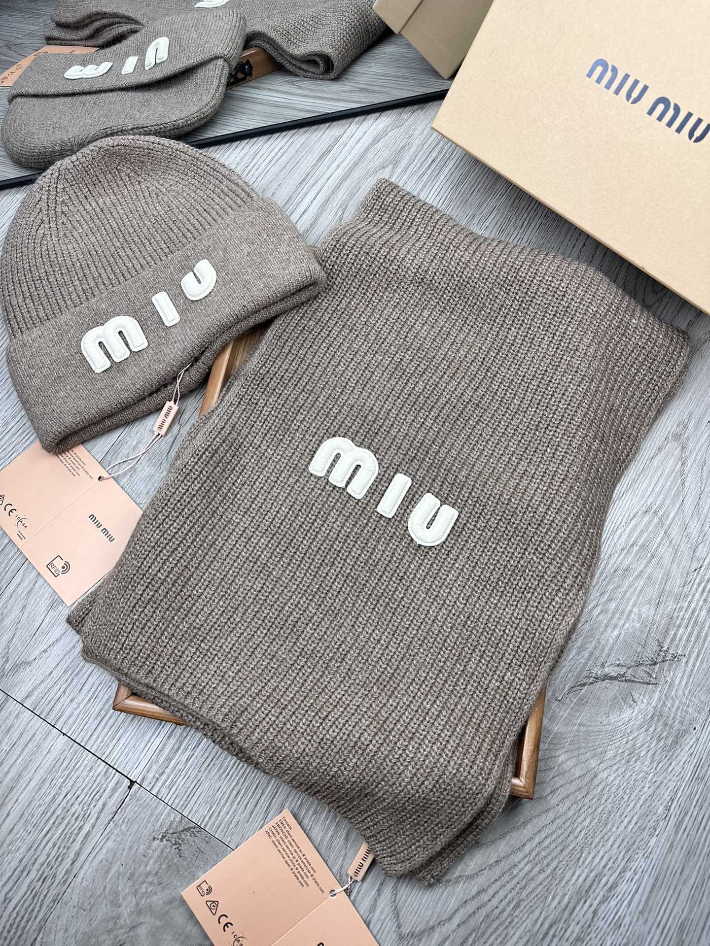 🌹。miumiu。 【羊毛套装帽子】经典套装帽子！帽子➕围巾！70%羊毛➕30%兔毛。暖暖哒超级舒服～冬日小姐姐减龄神器
