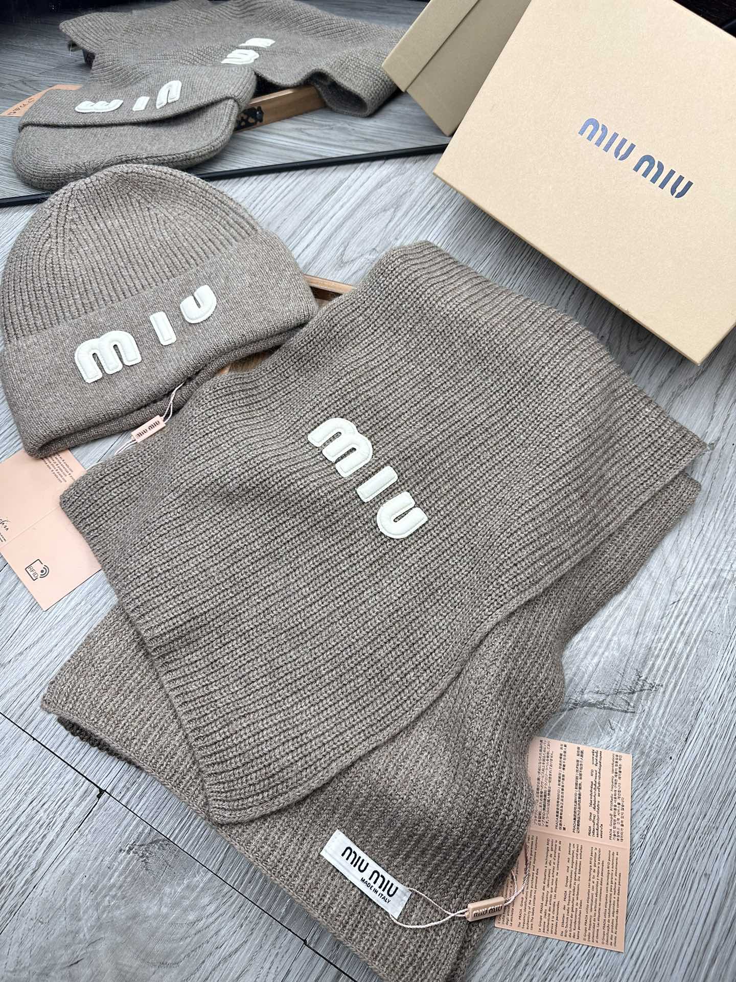 🌹。miumiu。 【羊毛套装帽子】经典套装帽子！帽子➕围巾！70%羊毛➕30%兔毛。暖暖哒超级舒服～冬日小姐姐减龄神器