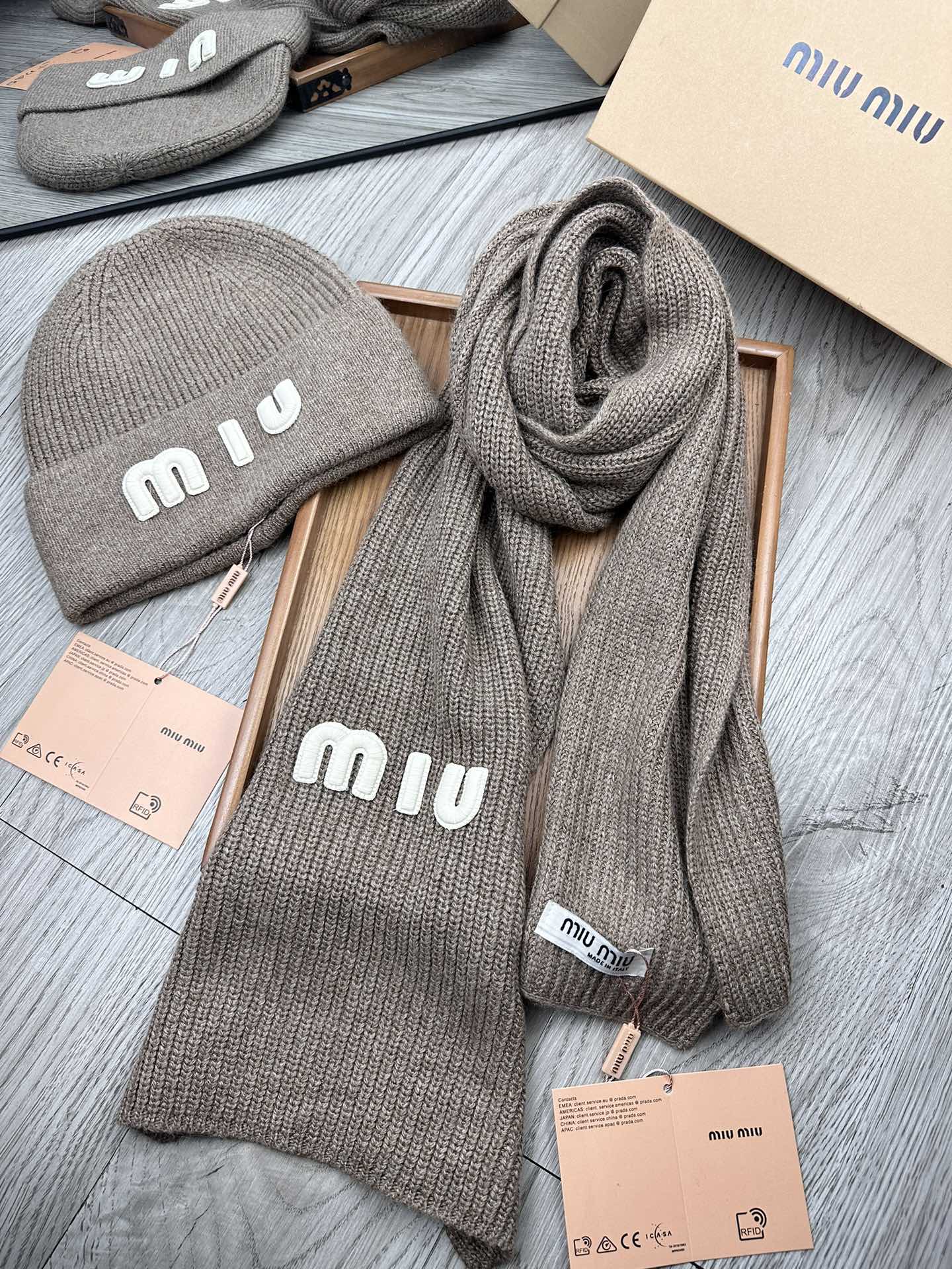 🌹。miumiu。 【羊毛套装帽子】经典套装帽子！帽子➕围巾！70%羊毛➕30%兔毛。暖暖哒超级舒服～冬日小姐姐减龄神器