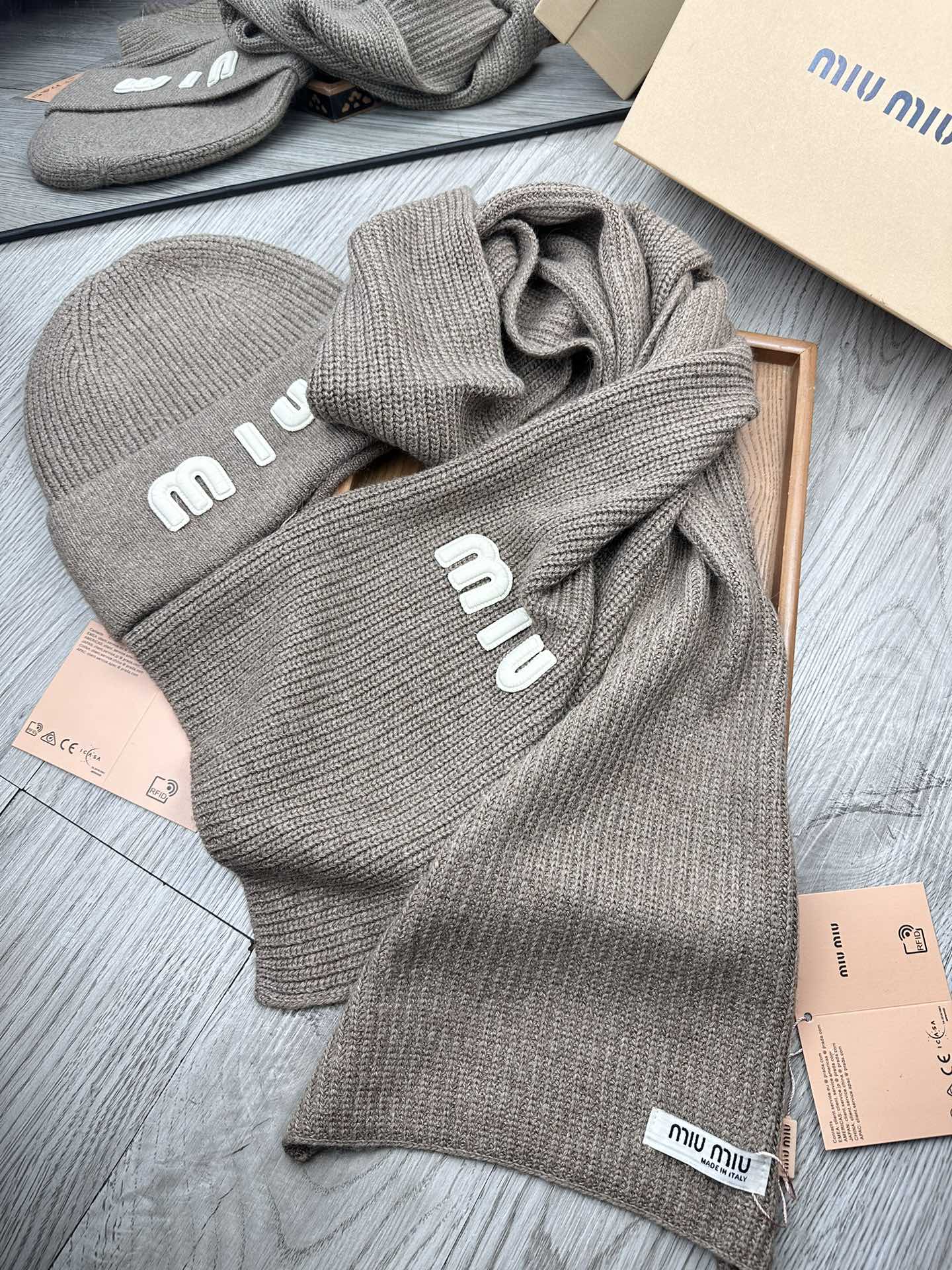 🌹。miumiu。 【羊毛套装帽子】经典套装帽子！帽子➕围巾！70%羊毛➕30%兔毛。暖暖哒超级舒服～冬日小姐姐减龄神器