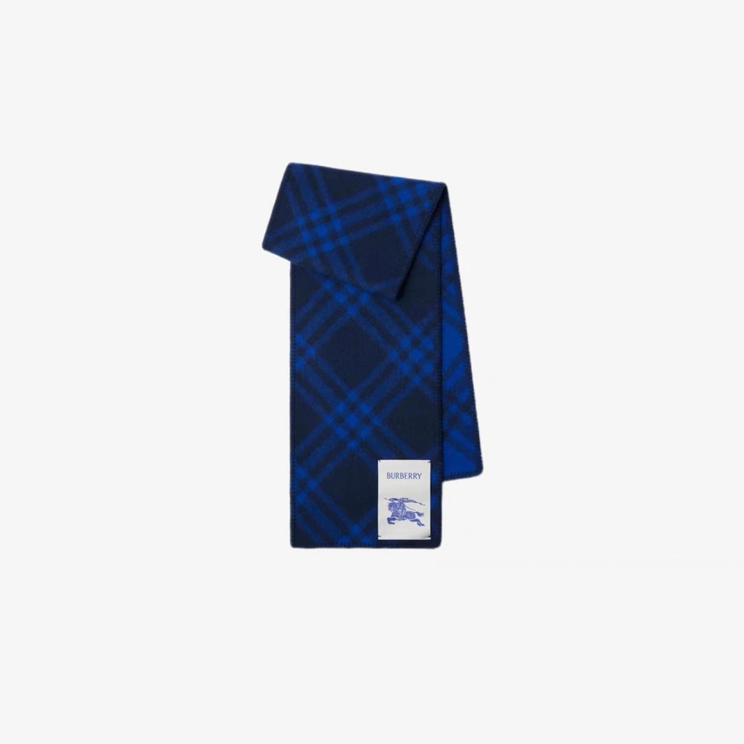 NO:542206,.B Home. [Naval Blue] Low-key luxury, superb soft and elite master-level fashionable scarf. This Burberry cashmere wool blend scarf, the more you look at it, the more you look at it, the more you like this craft and color matching, you will know that it is not from an ordinary factory. I really like this master-level fashionable sense. People with attitude will definitely like it. Young, fashionable, confident, and attitude. It is very beautiful!  This design is more stretchy, more advanced, more atmospheric, and more withstand the recommended use of the Albasic velvet tip of the goat collected every spring to produce the original velvet. The characteristic of this cashmere is that even after being processed by human craftsmanship, the essence of the original velvet is retained to the greatest extent. There will be a special texture scarf that holds in the hand and still feels like holding a cloud. It is really very advanced. Finally, this biggest feature is the integrated inlay process of thick-line braiding lattice, which perfectly presents the Burberry lattice. Specifications: 30*180cm high-version scarf, high-version scarf, burberry19860909.B家.【海军蓝】低调的奢侈感极品柔美精英高手级别的时髦感围巾这款Burberry羊绒羊毛混纺围巾,越看越爱,越看越时髦,越看越喜欢这种工艺和配色一看就知道不是一般的大工厂的,非常非常喜欢这种高手级别的时髦感,有态度的时髦人一定会喜欢.年轻,时髦,自信,有态度.很美！这样的设计更舒展,更高级,更大气,更加经得起推荐采用每年开春采集的阿尔巴斯纯种绒山羊腹部绒尖为原绒生产,这种羊绒的特点就是,即便经过人类工艺的加工,仍最大程度的保留了原绒的本质,会有特殊的肌理纹围巾握在手里就跟握着云朵般的仍空气绵绵感真的非常高级最后,这个最大的特色还有粗线编织格工艺的一体式镶嵌工艺,将Burberry的格纹另一种完美呈现.规格:30*180cm高版本围巾,高版本围巾,burberry,scarf