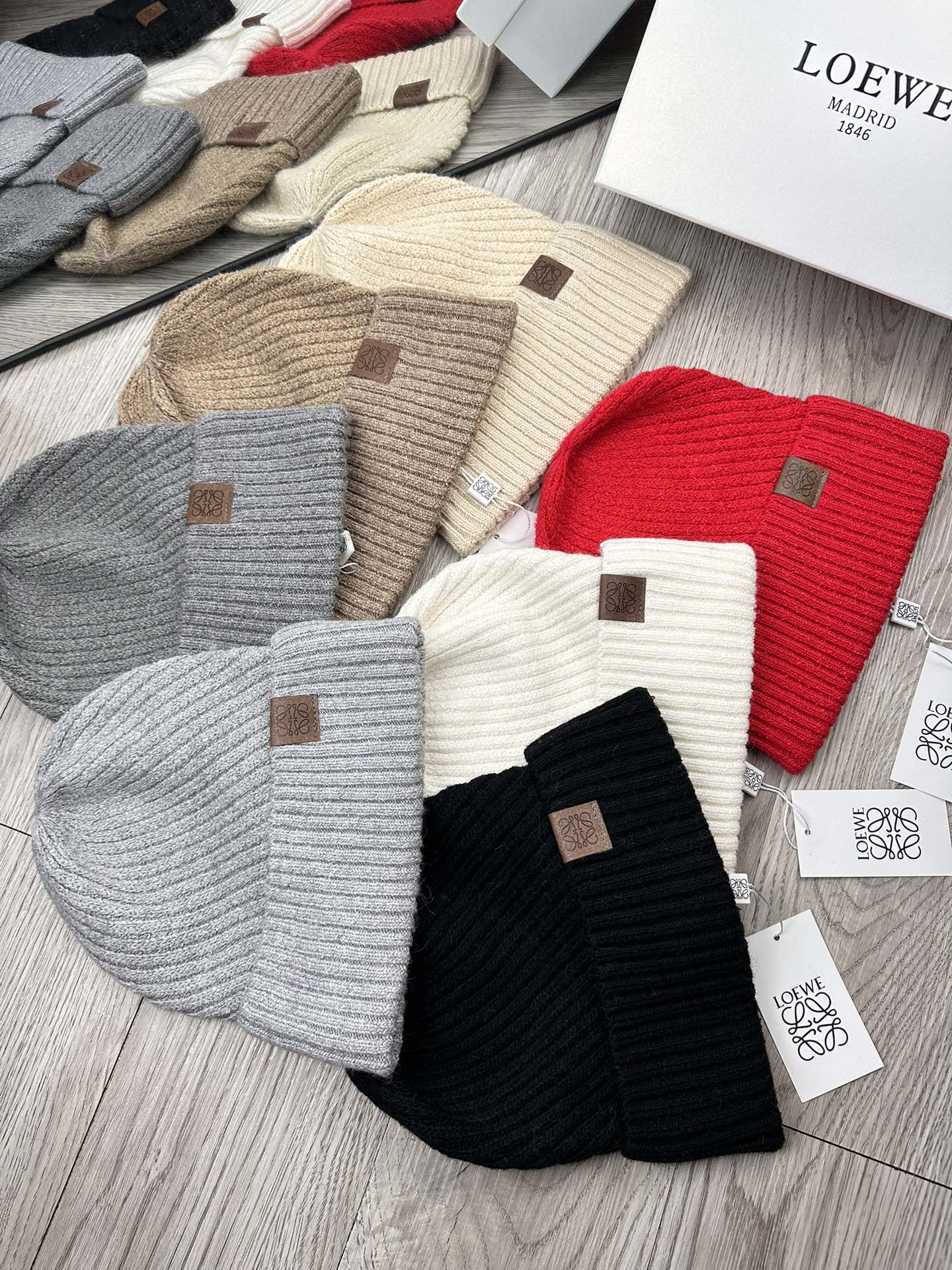 🌹。Loewe。【羊毛单帽】客供小羊毛！珍贵典藏的灵魂帽子！客供色纱.每个颜色都非常好看！经典！手感软腻