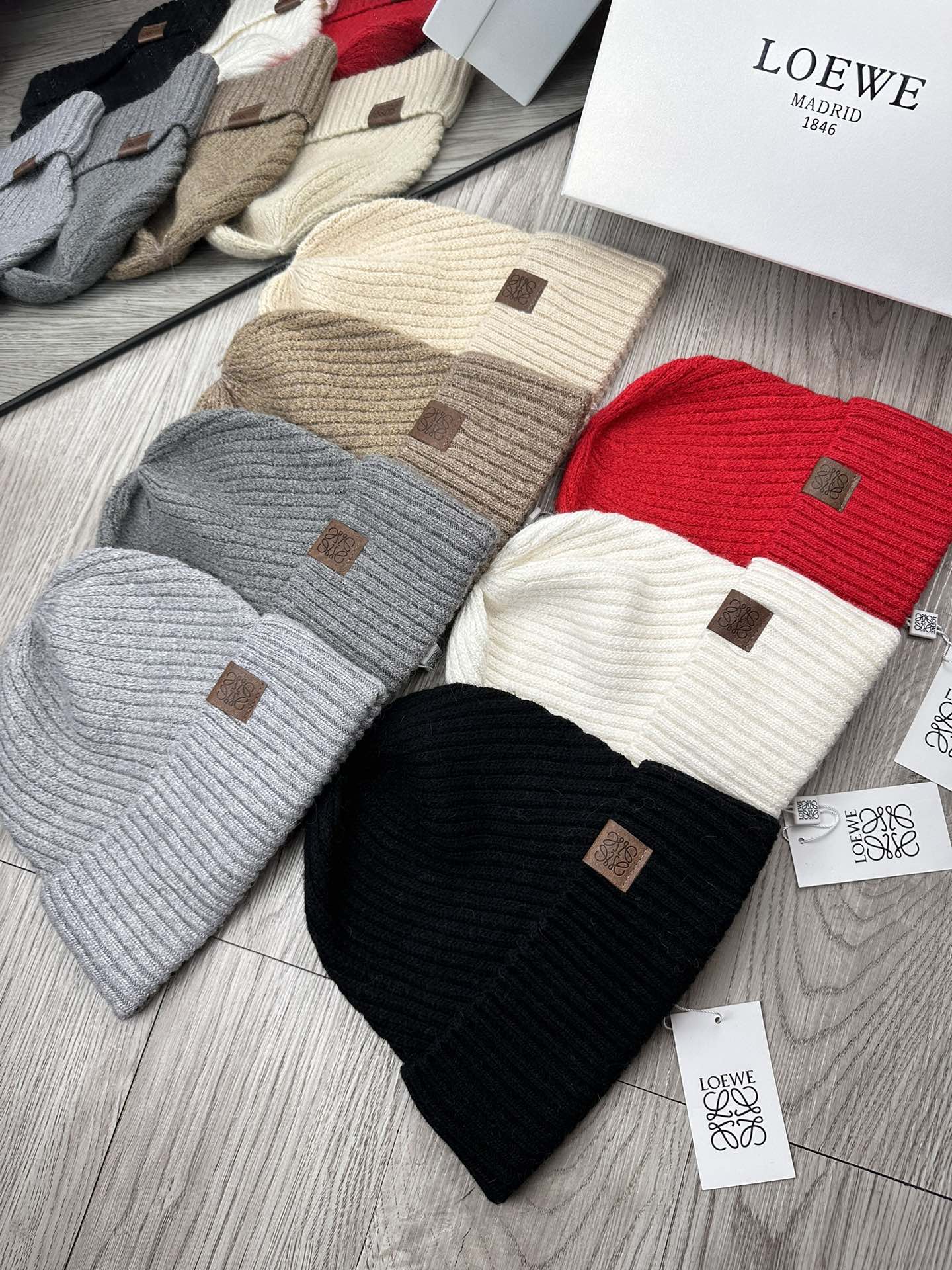 🌹。Loewe。【羊毛单帽】客供小羊毛！珍贵典藏的灵魂帽子！客供色纱.每个颜色都非常好看！经典！手感软腻