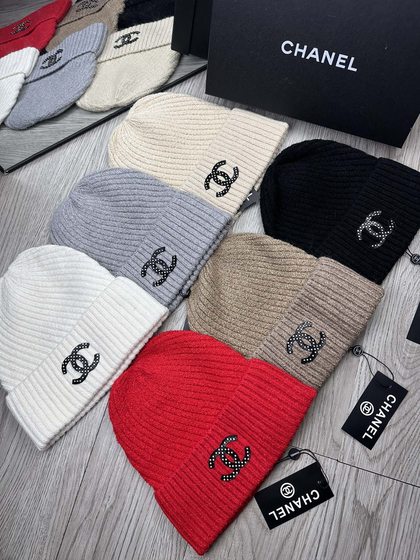 NO:364093,.C home.【Wool Single Hat】customer supplying wool!  A precious collection of soul hats!  Guest color yarn is very beautiful!  classic!  The touch is soft and greasy. 70 wool 30 rabbit hair. A lamb combed lamb can only produce 30-40g of wool. Such a hat requires three or four lambs. Don’t use ordinary hats on the market to pretend to be. Is the yarn supplied by customers good? The market goods are incomparable!  The top-notch luxury of materials is the charm of the product. Easy access to the counter. Those who mix in the counter must receive it. They love every color. And they are beautiful and endurable!  Men, women, young and old can wear it!  You can beautify the real thing~ Hat Fisherman's hat Baseball hat Knitted hat, hat, chanel, espadrilles, hats.C家.【羊毛单帽】客供小羊毛！珍贵典藏的灵魂帽子！客供色纱.每个颜色都非常好看！经典！手感软腻.70羊毛30兔毛.一只小羊精梳过的小羊仅能产出30-40g的羊毛.这么一个帽子得三四只小羊.不要拿市面上普通帽子冒充相比.客供的纱线好吗.市场货没得比！用料顶级奢华这就是产品的魅力.轻松出入专柜.混专柜的来必收.素色每个颜色都爱.而且美耐级了！男女老少均可用佩戴！见到实物你们能美化了～帽子渔夫帽棒球帽针织帽,帽子,chanel,espadrilles,hats,hat