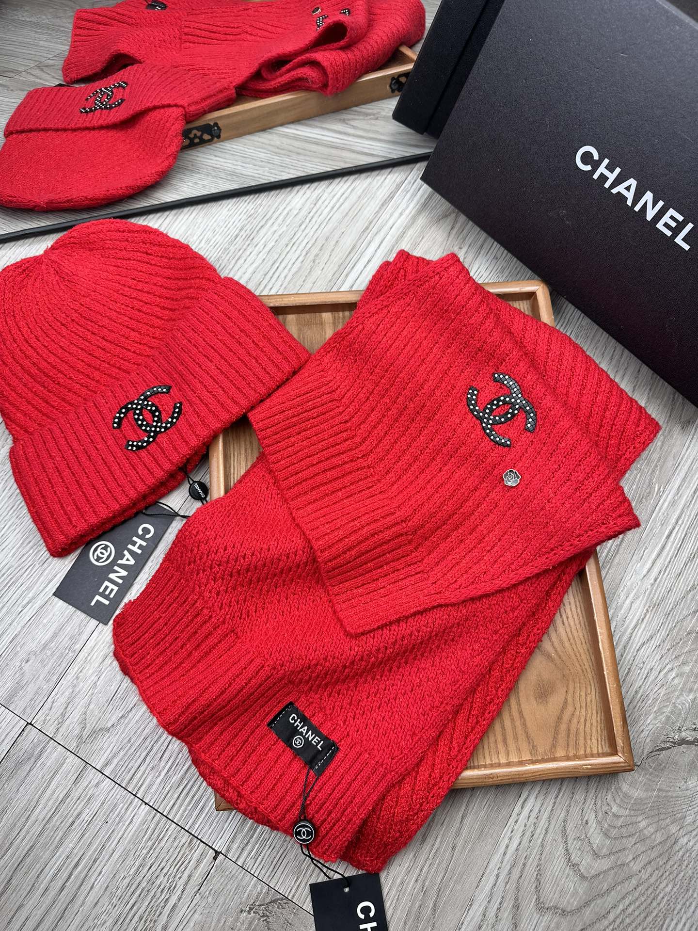 🌹。C家。 【羊毛套装帽子】经典套装帽子！帽子➕围巾！70%羊毛➕30%兔毛。暖暖哒超级舒服～冬日小姐姐减龄神器哦～这个