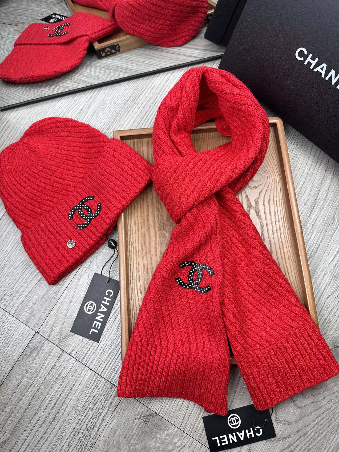 🌹。C家。 【羊毛套装帽子】经典套装帽子！帽子➕围巾！70%羊毛➕30%兔毛。暖暖哒超级舒服～冬日小姐姐减龄神器哦～这个