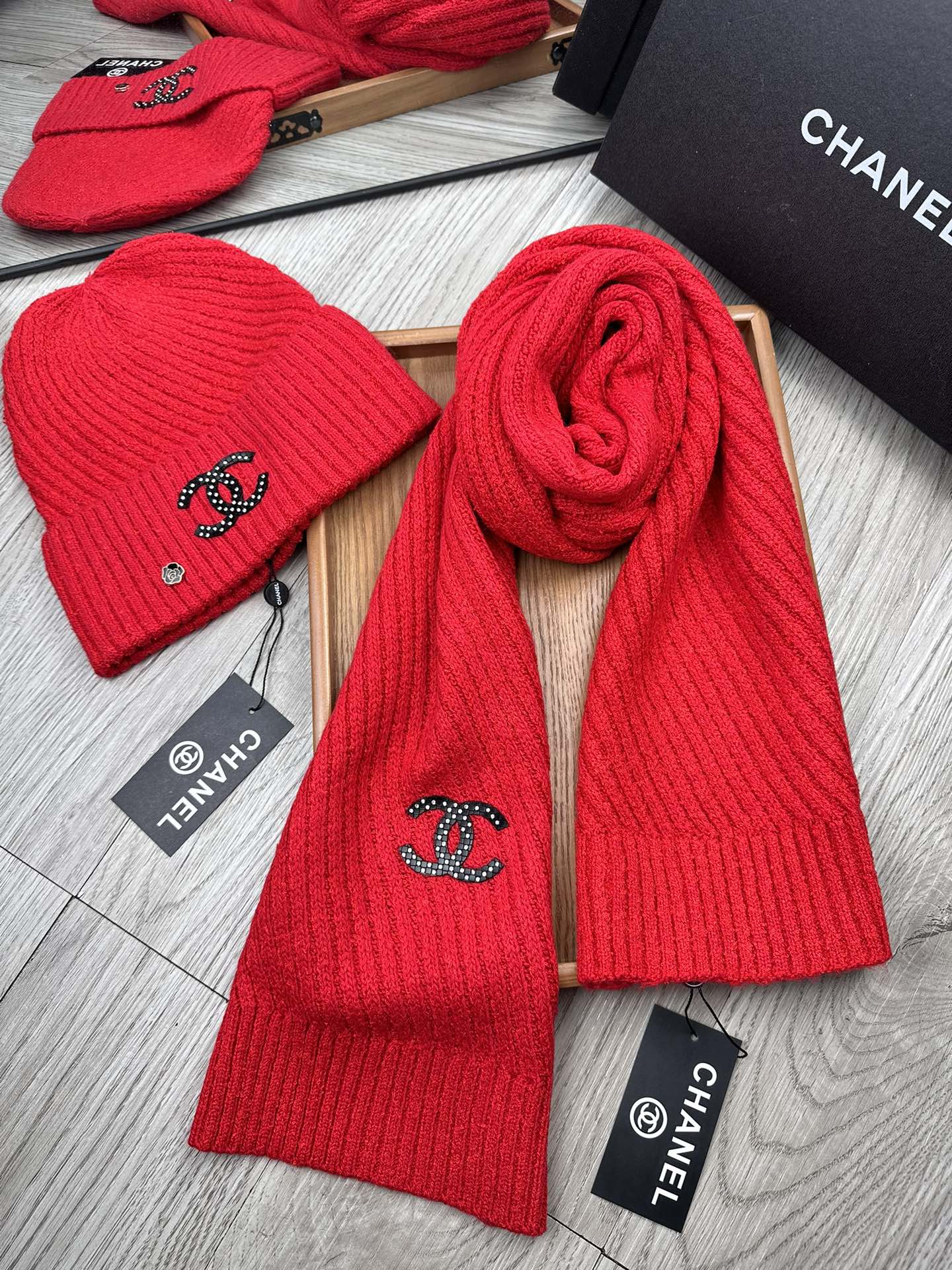 🌹。C家。 【羊毛套装帽子】经典套装帽子！帽子➕围巾！70%羊毛➕30%兔毛。暖暖哒超级舒服～冬日小姐姐减龄神器哦～这个