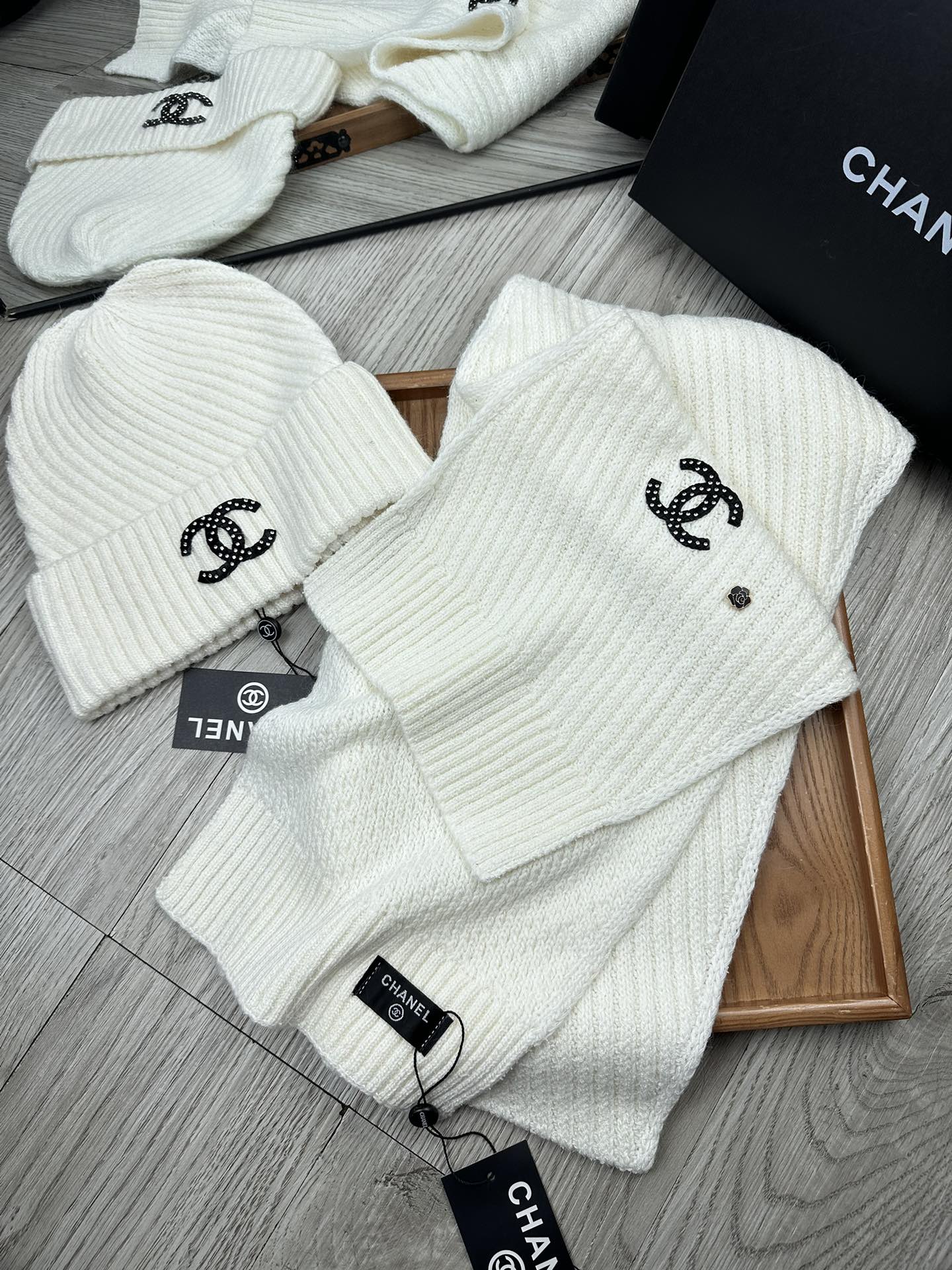 🌹。C家。 【羊毛套装帽子】经典套装帽子！帽子➕围巾！70%羊毛➕30%兔毛。暖暖哒超级舒服～冬日小姐姐减龄神器哦～这个