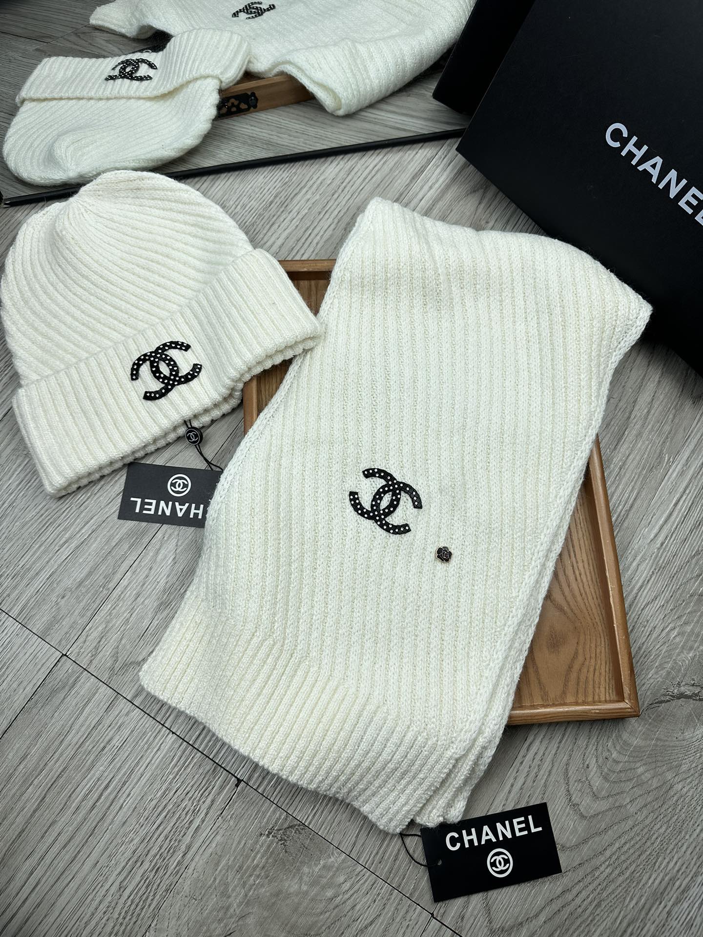 🌹。C家。 【羊毛套装帽子】经典套装帽子！帽子➕围巾！70%羊毛➕30%兔毛。暖暖哒超级舒服～冬日小姐姐减龄神器哦～这个