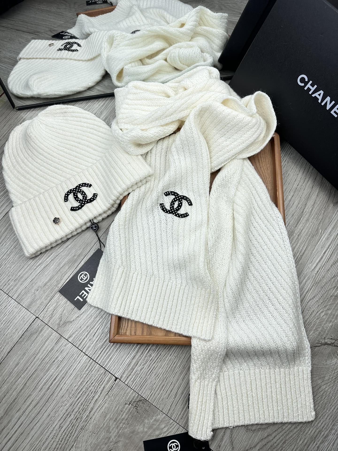 🌹。C家。 【羊毛套装帽子】经典套装帽子！帽子➕围巾！70%羊毛➕30%兔毛。暖暖哒超级舒服～冬日小姐姐减龄神器哦～这个