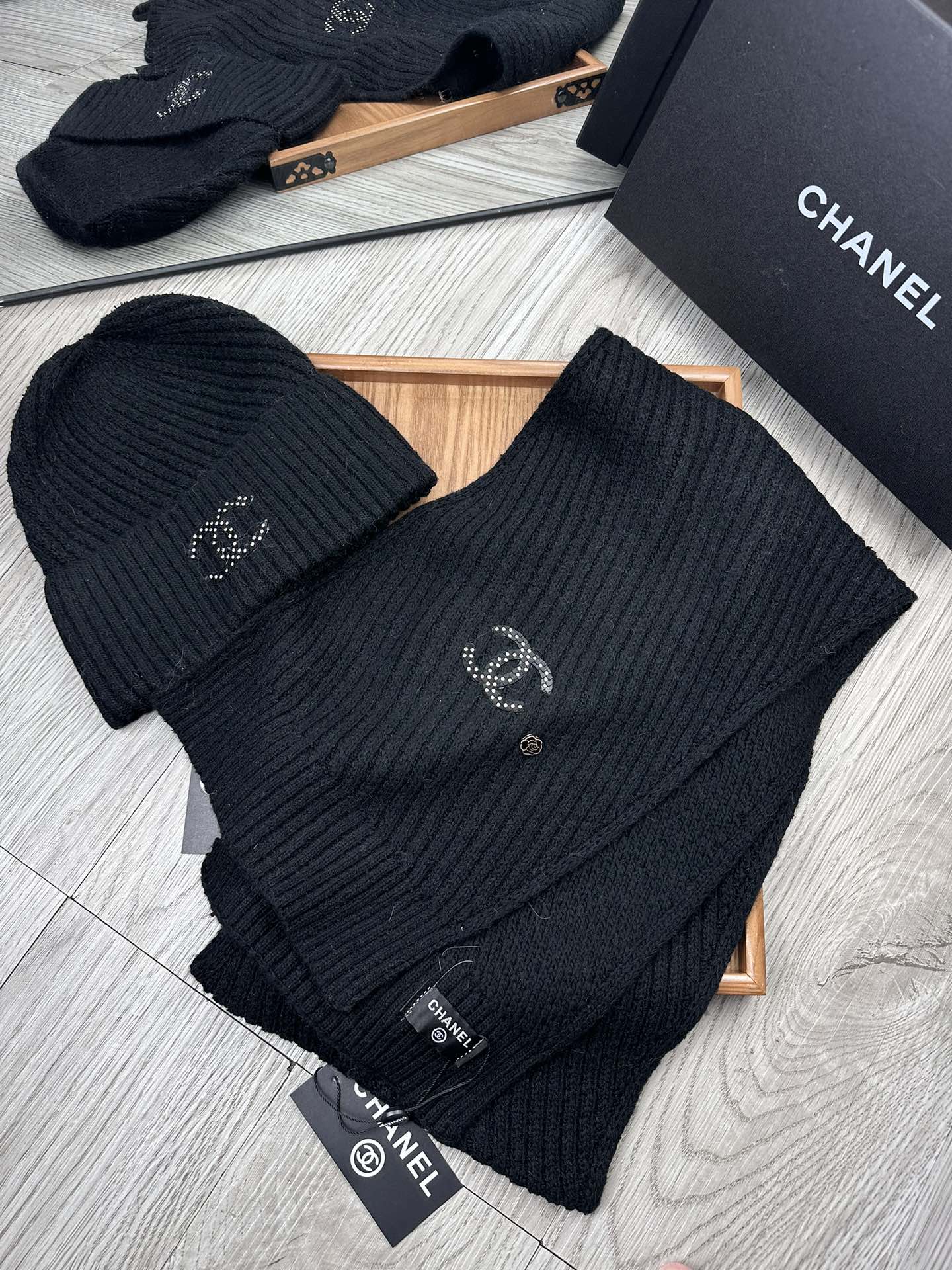 🌹。C家。 【羊毛套装帽子】经典套装帽子！帽子➕围巾！70%羊毛➕30%兔毛。暖暖哒超级舒服～冬日小姐姐减龄神器哦～这个