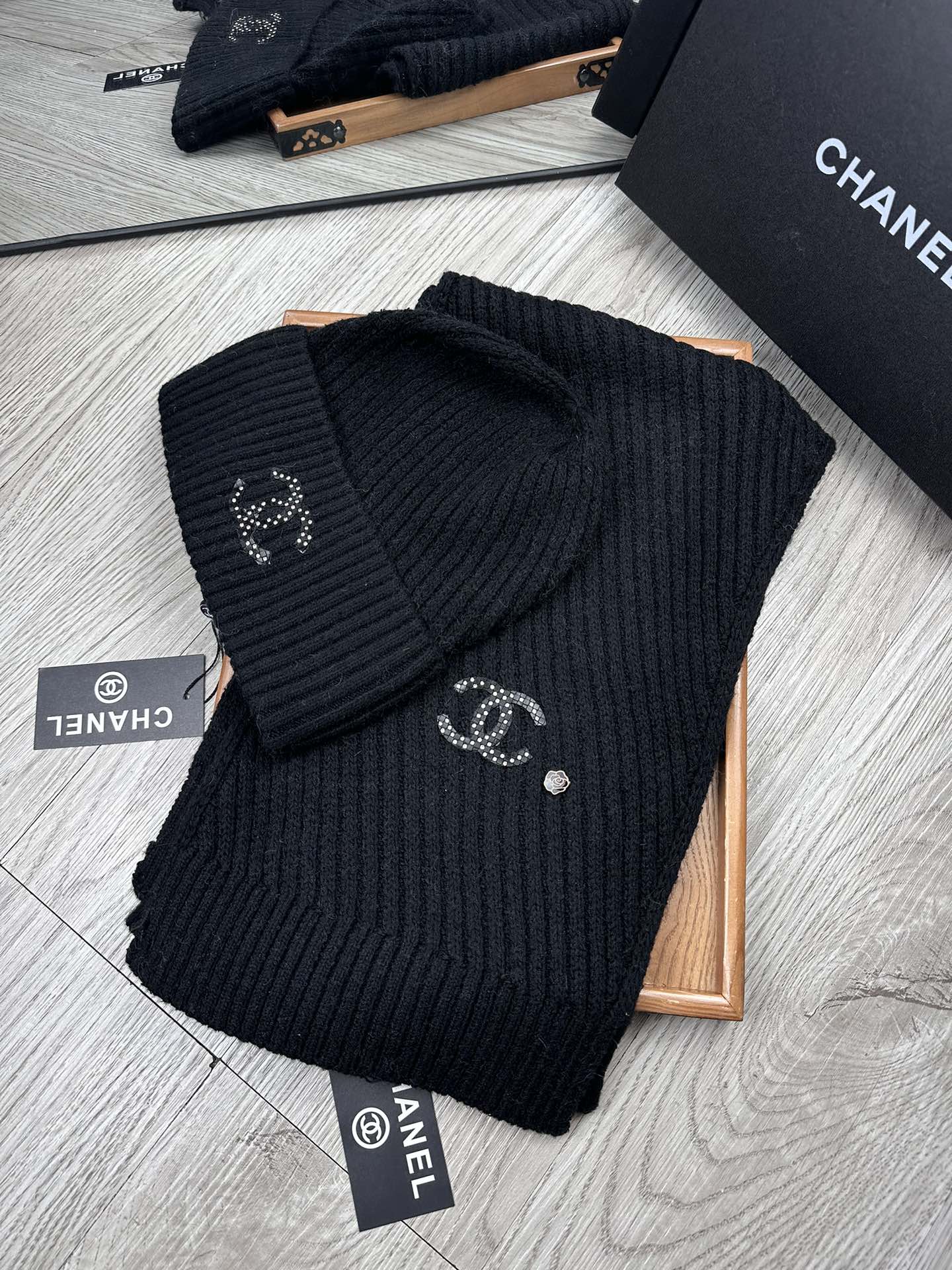 🌹。C家。 【羊毛套装帽子】经典套装帽子！帽子➕围巾！70%羊毛➕30%兔毛。暖暖哒超级舒服～冬日小姐姐减龄神器哦～这个
