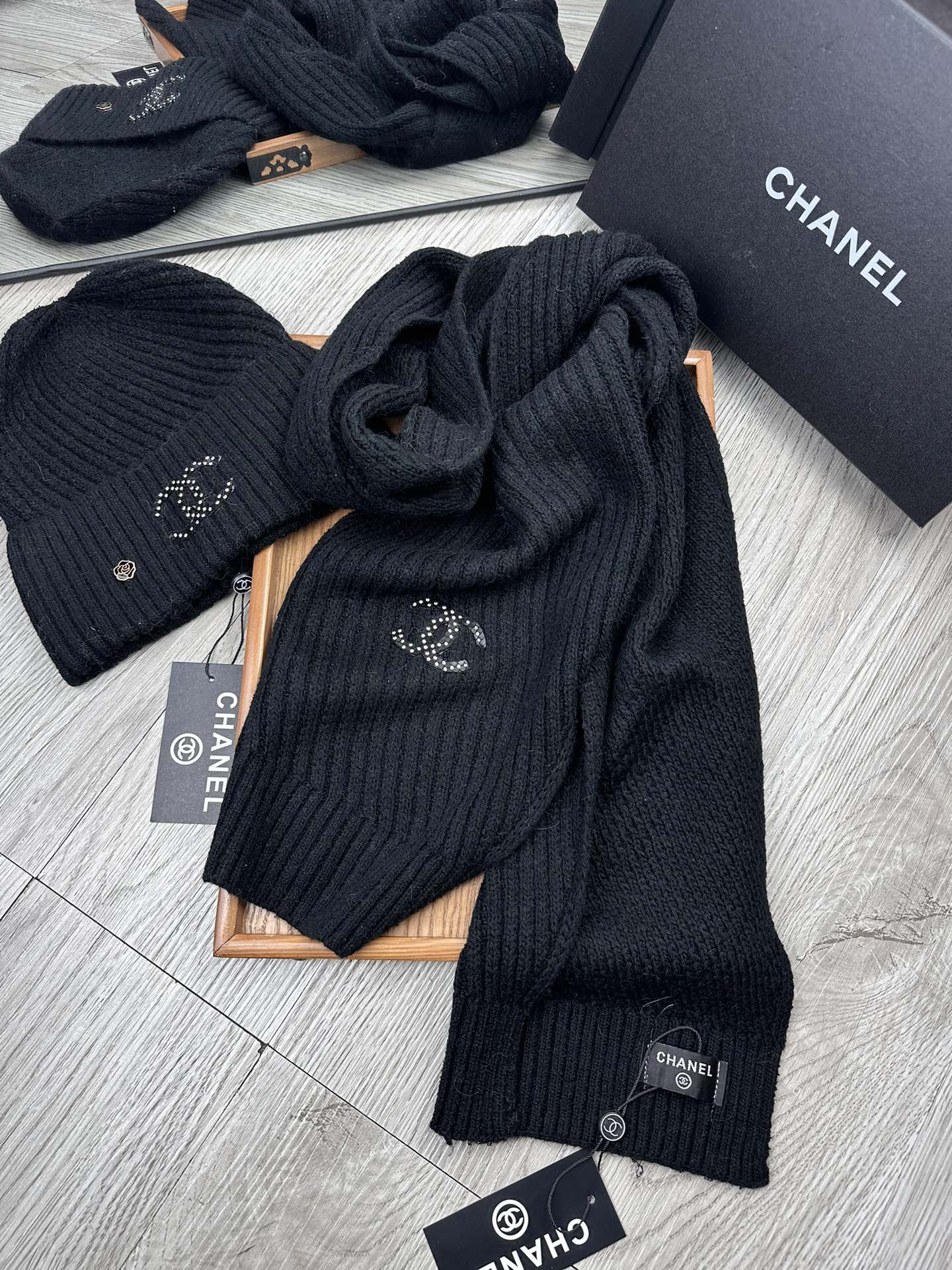 🌹。C家。 【羊毛套装帽子】经典套装帽子！帽子➕围巾！70%羊毛➕30%兔毛。暖暖哒超级舒服～冬日小姐姐减龄神器哦～这个