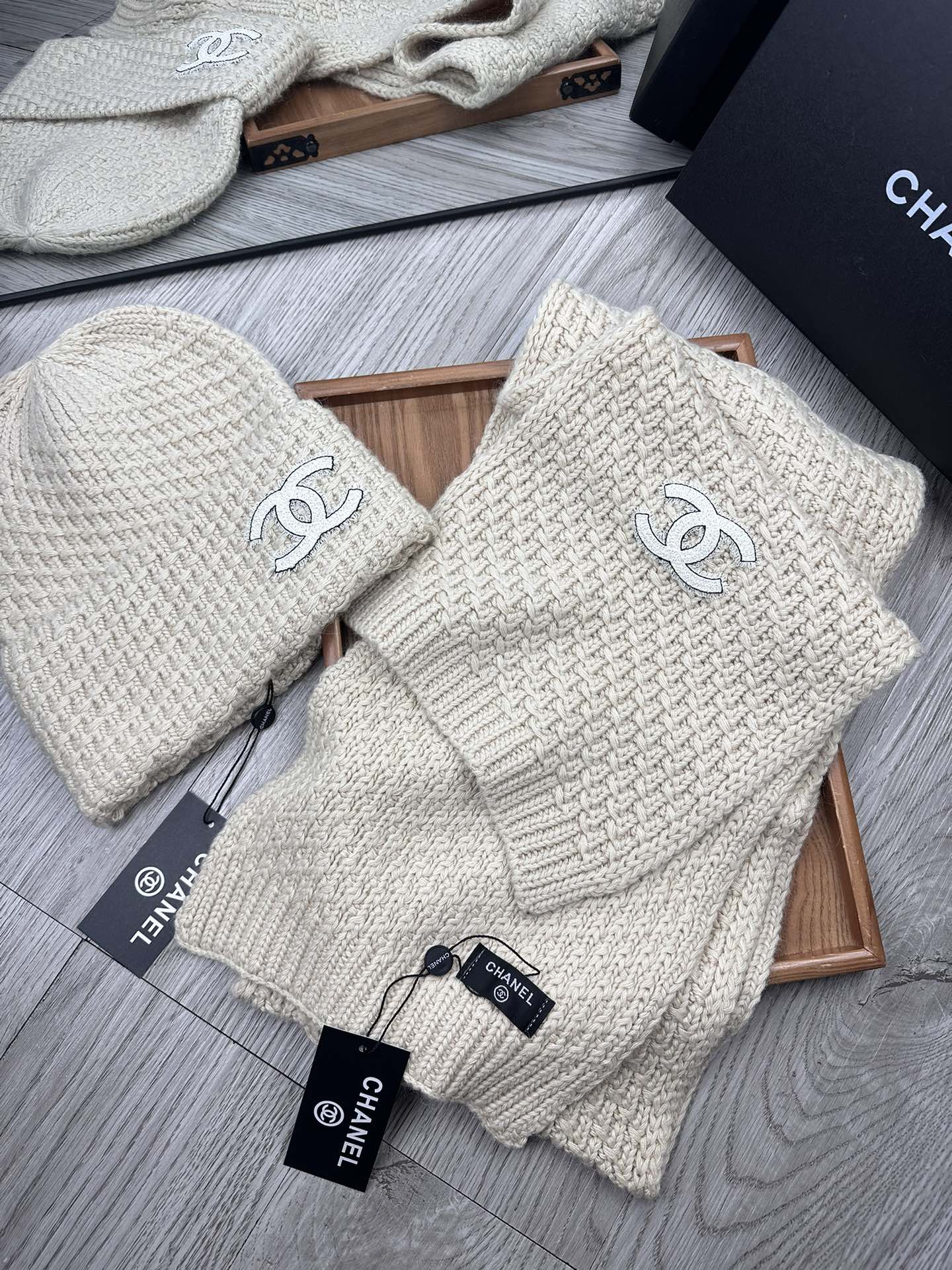 🌹。C家。 【羊毛套装帽子】经典套装帽子！帽子➕围巾！70%羊毛➕30%兔毛。暖暖哒超级舒服～冬日小姐姐减龄神器哦～这个