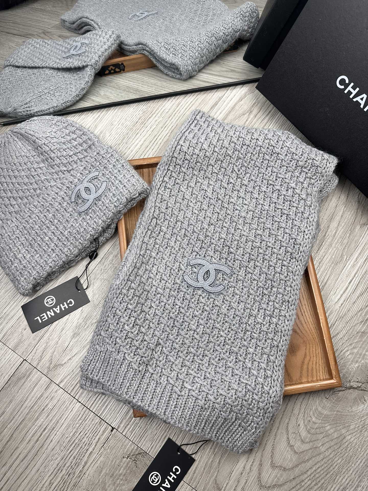 🌹。C家。 【羊毛套装帽子】经典套装帽子！帽子➕围巾！70%羊毛➕30%兔毛。暖暖哒超级舒服～冬日小姐姐减龄神器哦～这个
