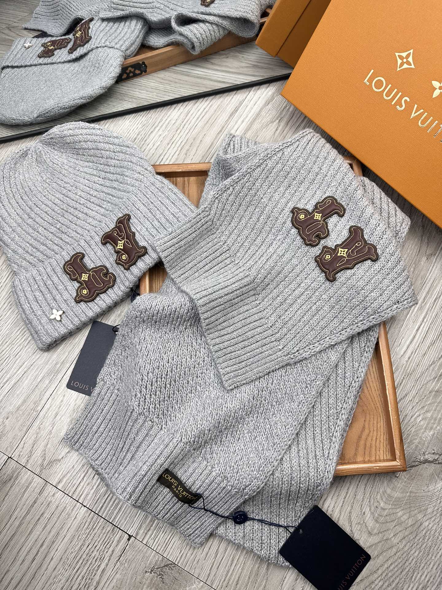 🌹。L家。 【羊毛套装帽子】经典套装帽子！帽子➕围巾！70%羊毛➕30%兔毛。暖暖哒超级舒服～冬日小姐姐减龄神器哦～这个