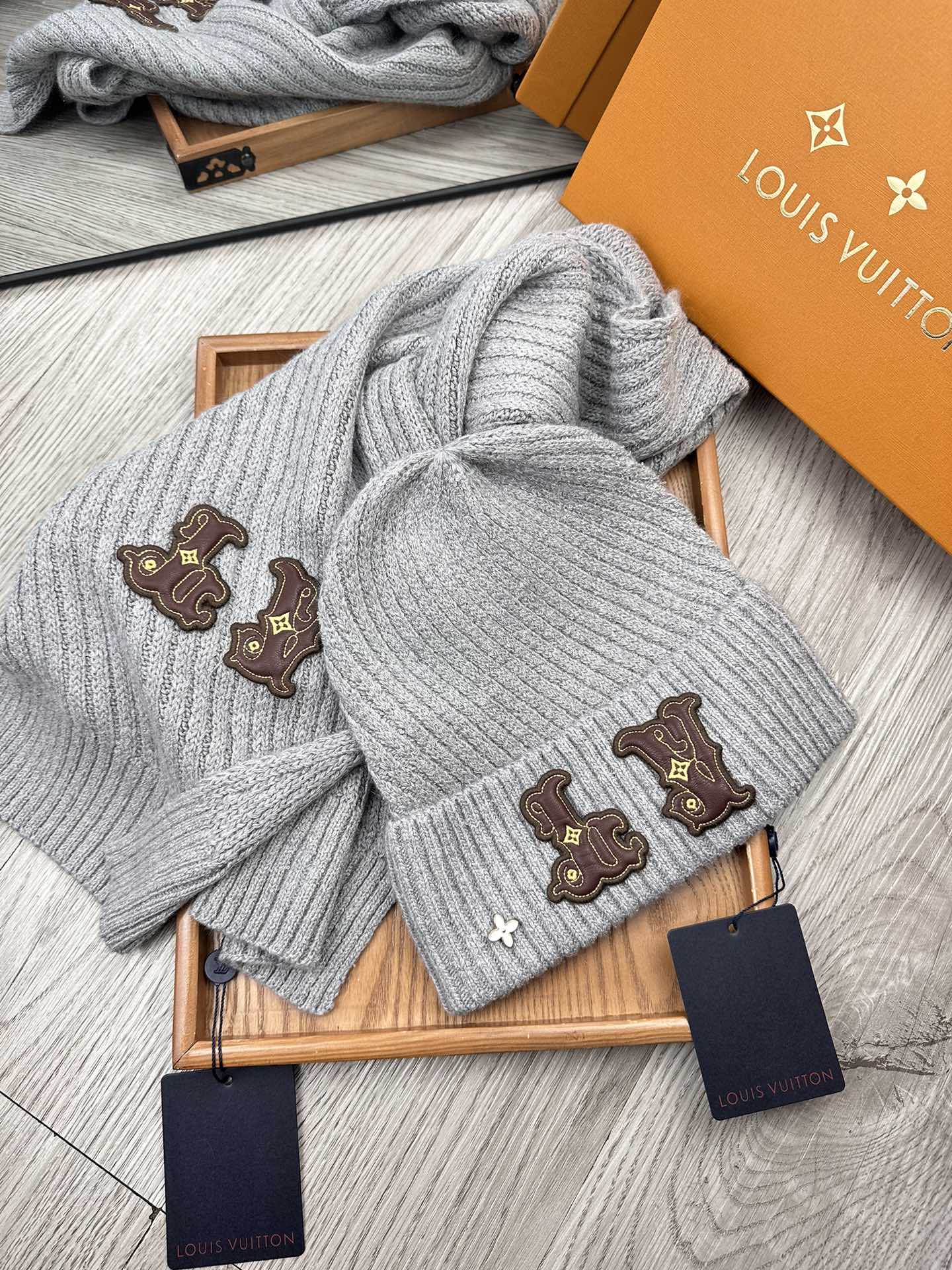 🌹。L家。 【羊毛套装帽子】经典套装帽子！帽子➕围巾！70%羊毛➕30%兔毛。暖暖哒超级舒服～冬日小姐姐减龄神器哦～这个