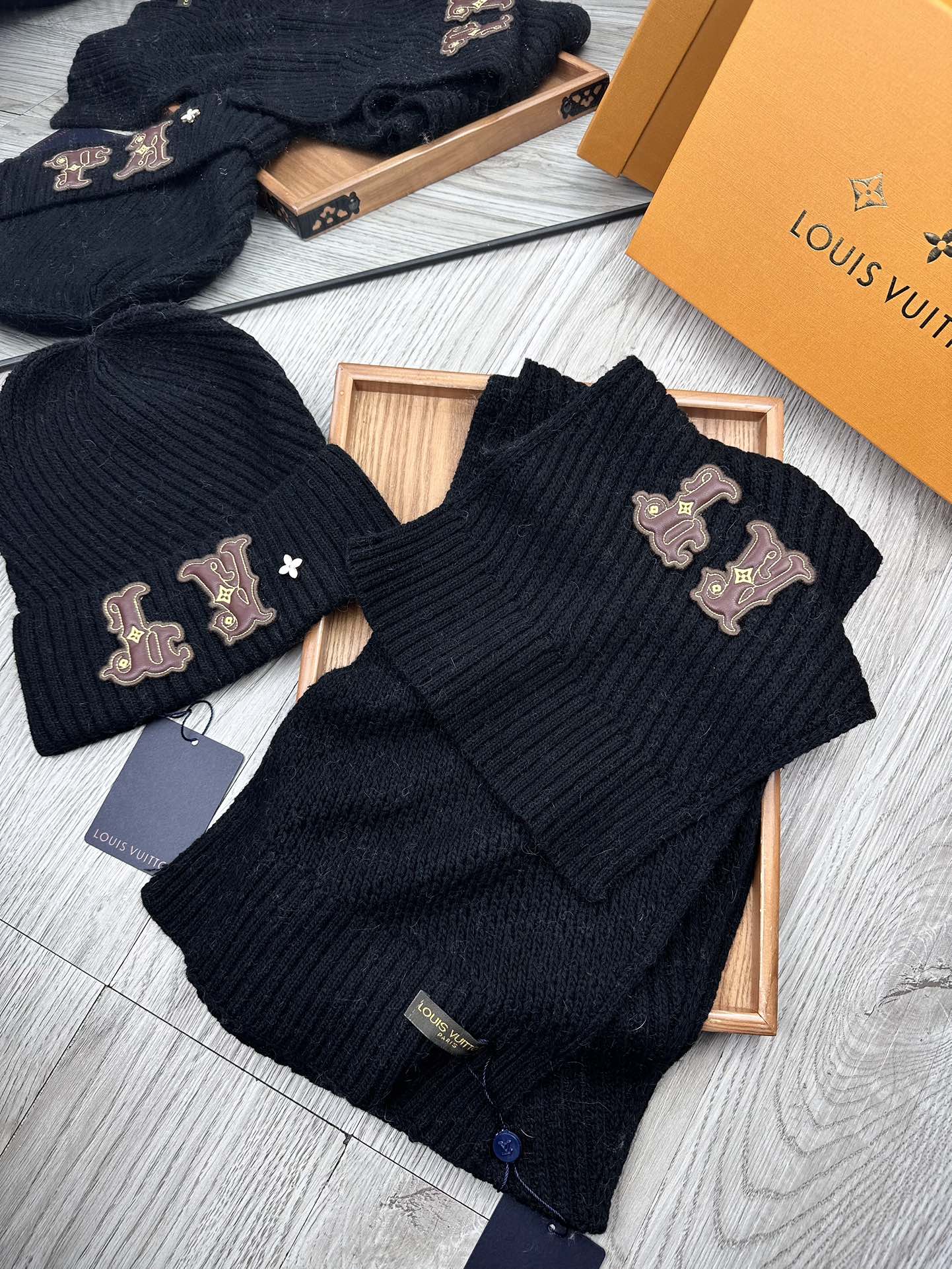 🌹。L家。 【羊毛套装帽子】经典套装帽子！帽子➕围巾！70%羊毛➕30%兔毛。暖暖哒超级舒服～冬日小姐姐减龄神器哦～这个