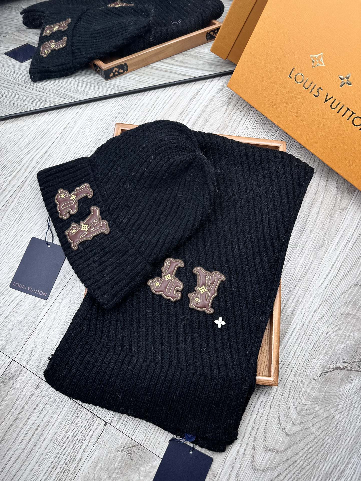 🌹。L家。 【羊毛套装帽子】经典套装帽子！帽子➕围巾！70%羊毛➕30%兔毛。暖暖哒超级舒服～冬日小姐姐减龄神器哦～这个