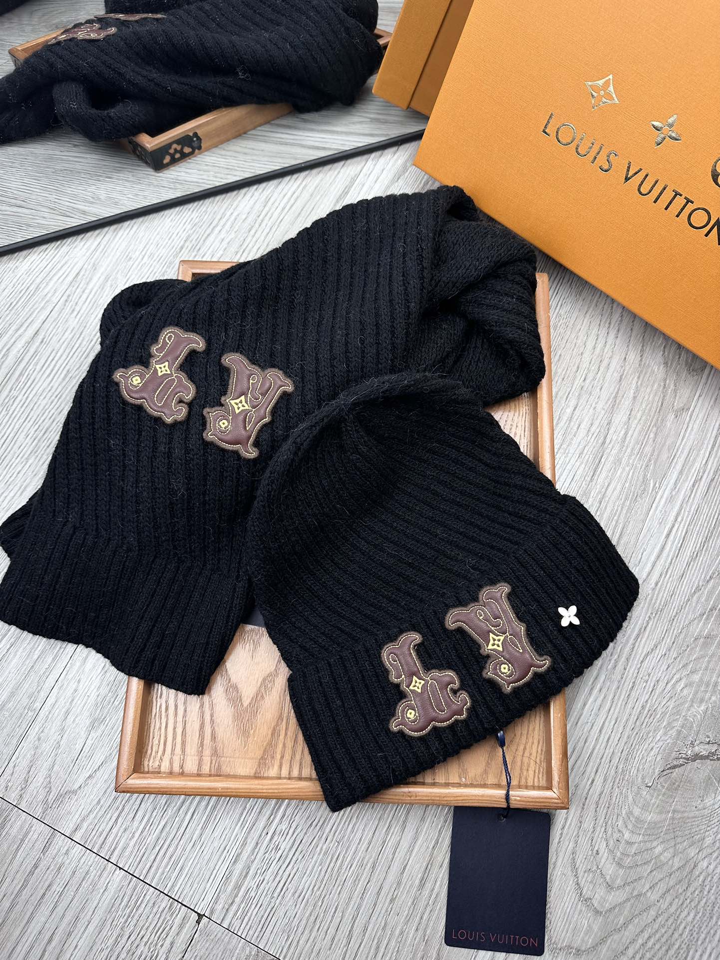 🌹。L家。 【羊毛套装帽子】经典套装帽子！帽子➕围巾！70%羊毛➕30%兔毛。暖暖哒超级舒服～冬日小姐姐减龄神器哦～这个