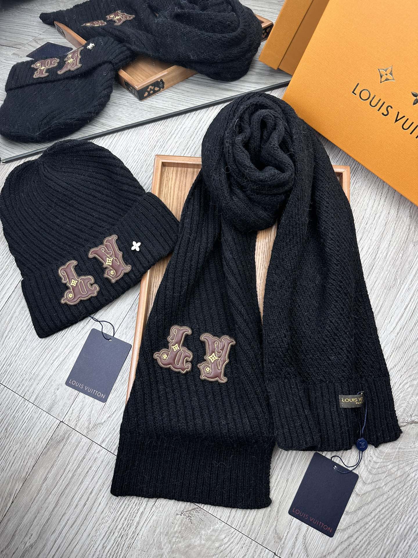 🌹。L家。 【羊毛套装帽子】经典套装帽子！帽子➕围巾！70%羊毛➕30%兔毛。暖暖哒超级舒服～冬日小姐姐减龄神器哦～这个
