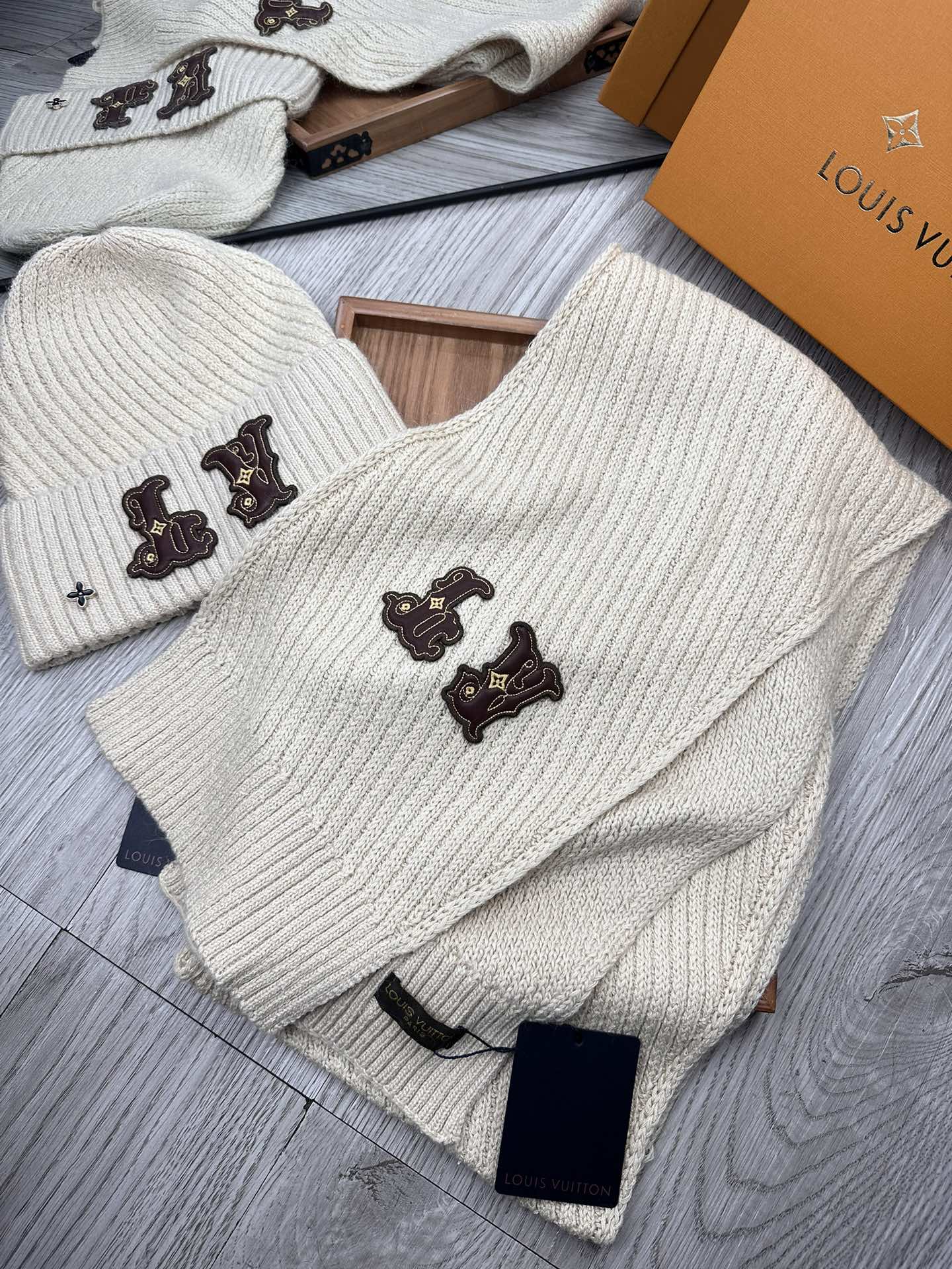 🌹。L家。 【羊毛套装帽子】经典套装帽子！帽子➕围巾！70%羊毛➕30%兔毛。暖暖哒超级舒服～冬日小姐姐减龄神器哦～这个