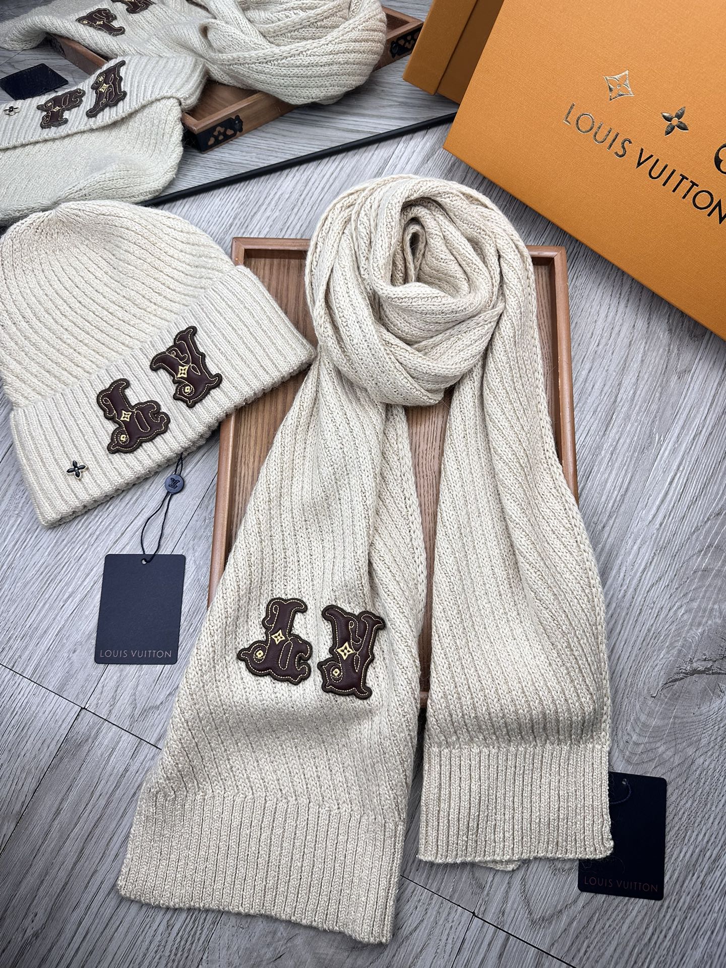 🌹。L家。 【羊毛套装帽子】经典套装帽子！帽子➕围巾！70%羊毛➕30%兔毛。暖暖哒超级舒服～冬日小姐姐减龄神器哦～这个
