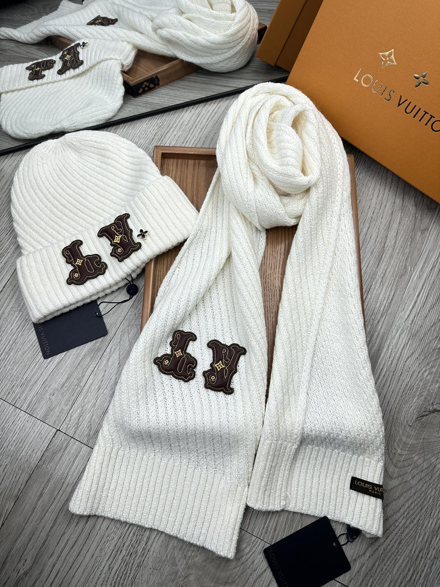 🌹。L家。 【羊毛套装帽子】经典套装帽子！帽子➕围巾！70%羊毛➕30%兔毛。暖暖哒超级舒服～冬日小姐姐减龄神器哦～这个