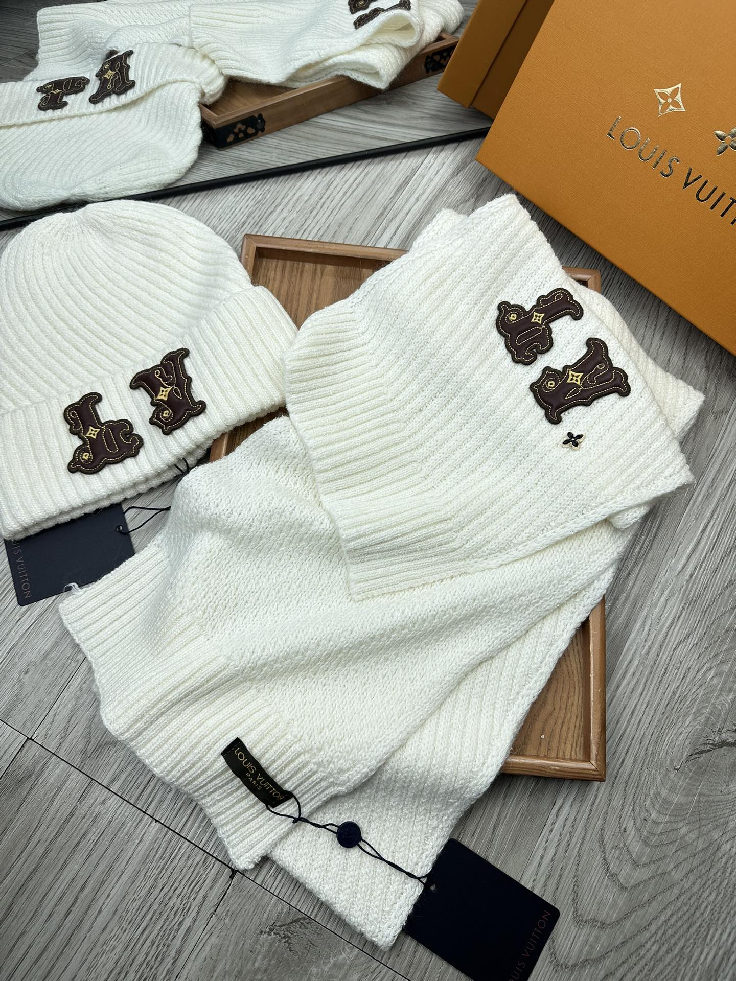 🌹。L家。 【羊毛套装帽子】经典套装帽子！帽子➕围巾！70%羊毛➕30%兔毛。暖暖哒超级舒服～冬日小姐姐减龄神器哦～这个