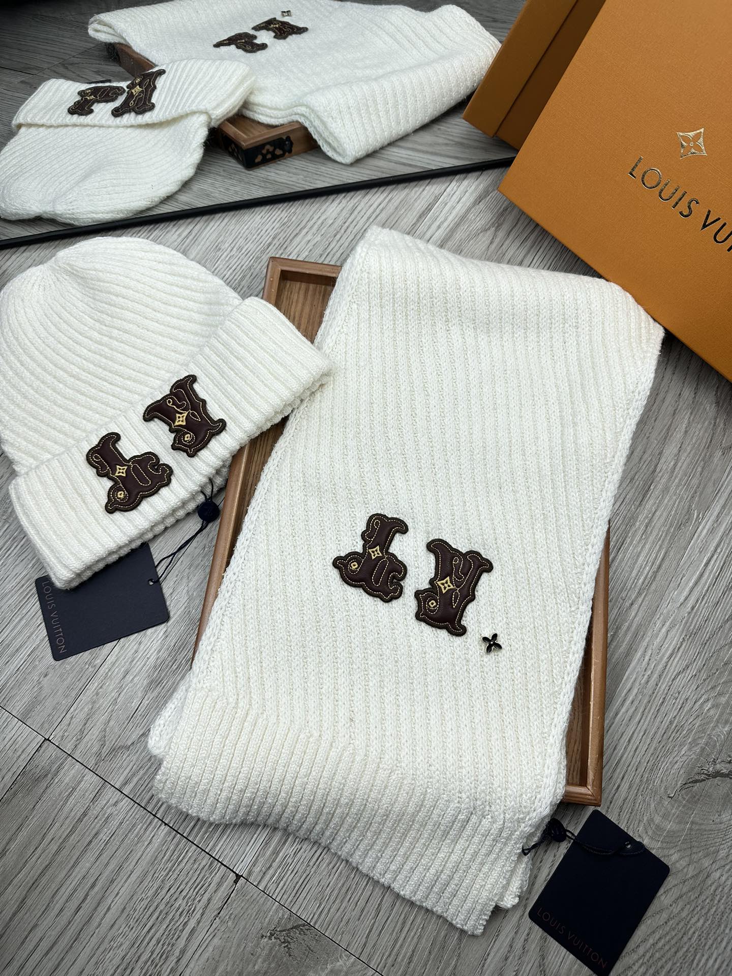 🌹。L家。 【羊毛套装帽子】经典套装帽子！帽子➕围巾！70%羊毛➕30%兔毛。暖暖哒超级舒服～冬日小姐姐减龄神器哦～这个