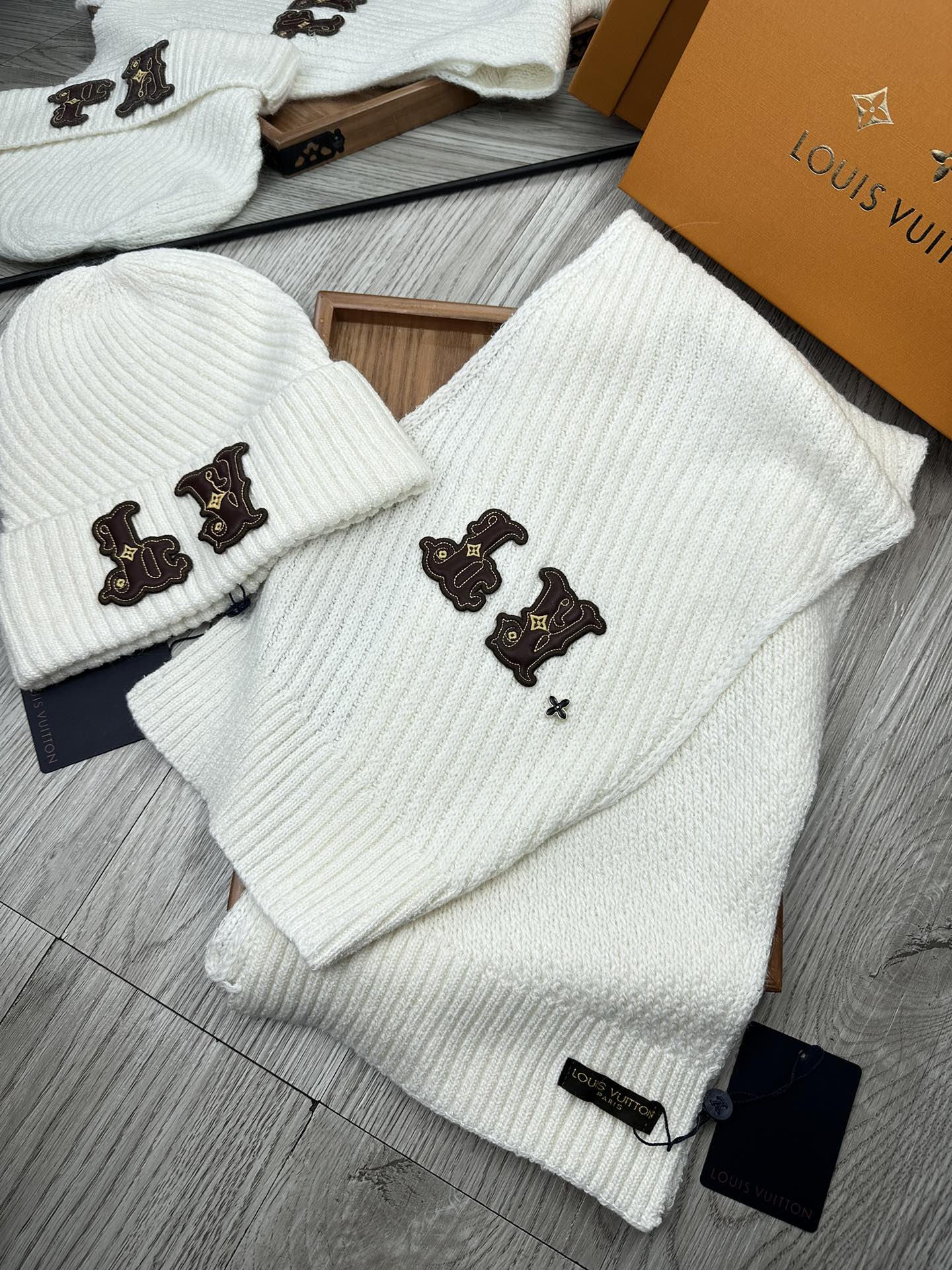 🌹。L家。 【羊毛套装帽子】经典套装帽子！帽子➕围巾！70%羊毛➕30%兔毛。暖暖哒超级舒服～冬日小姐姐减龄神器哦～这个