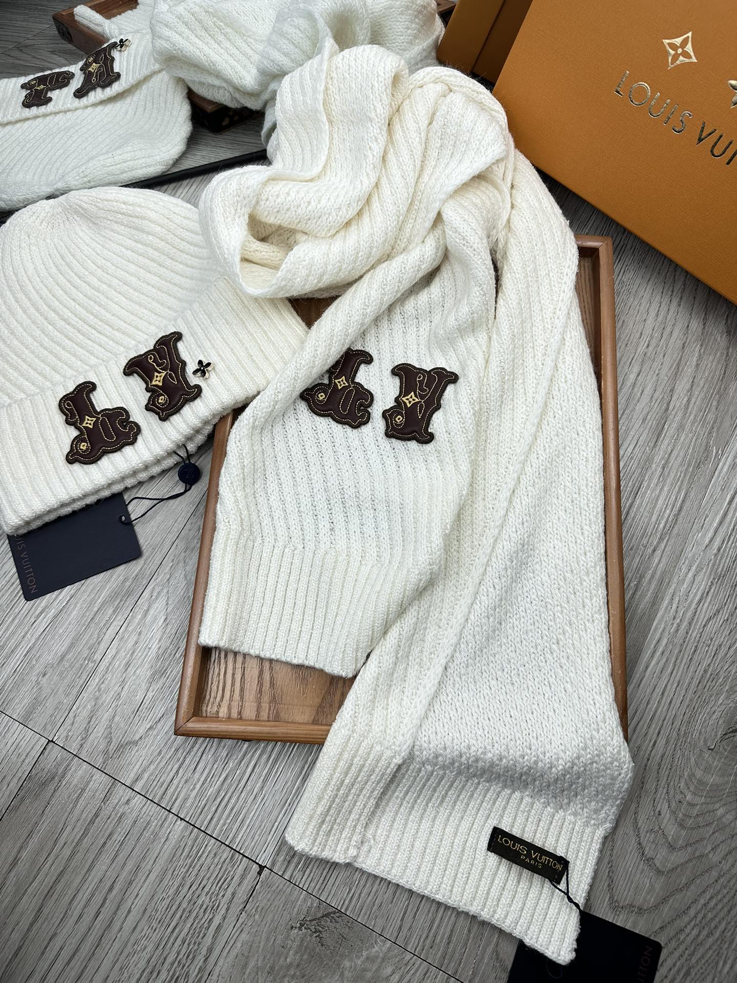 🌹。L家。 【羊毛套装帽子】经典套装帽子！帽子➕围巾！70%羊毛➕30%兔毛。暖暖哒超级舒服～冬日小姐姐减龄神器哦～这个