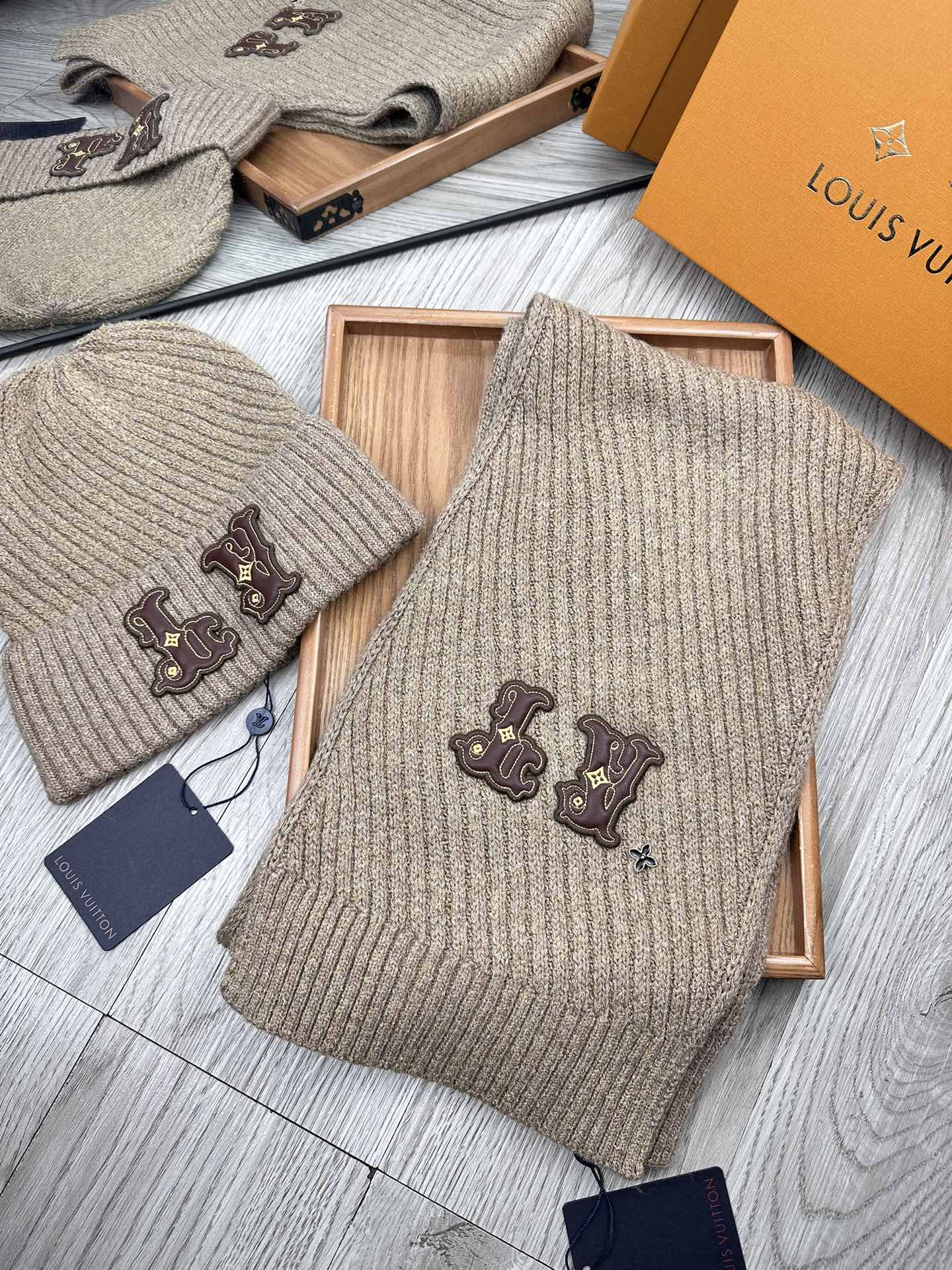 🌹。L家。 【羊毛套装帽子】经典套装帽子！帽子➕围巾！70%羊毛➕30%兔毛。暖暖哒超级舒服～冬日小姐姐减龄神器哦～这个